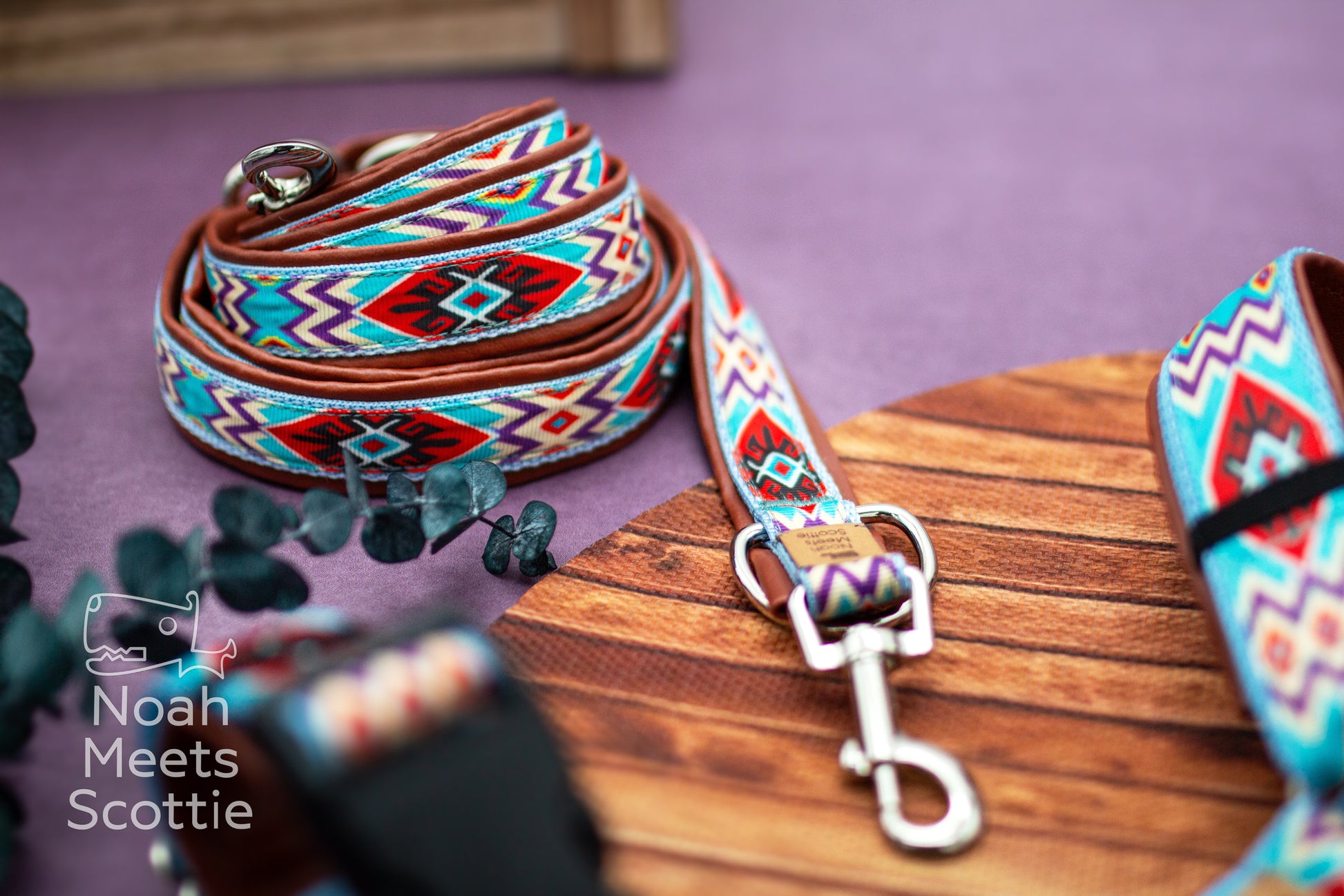  Hundegeschirr mit geometrischem Ethno Muster und brauner Kunstleder Polsterung im Boho Stil