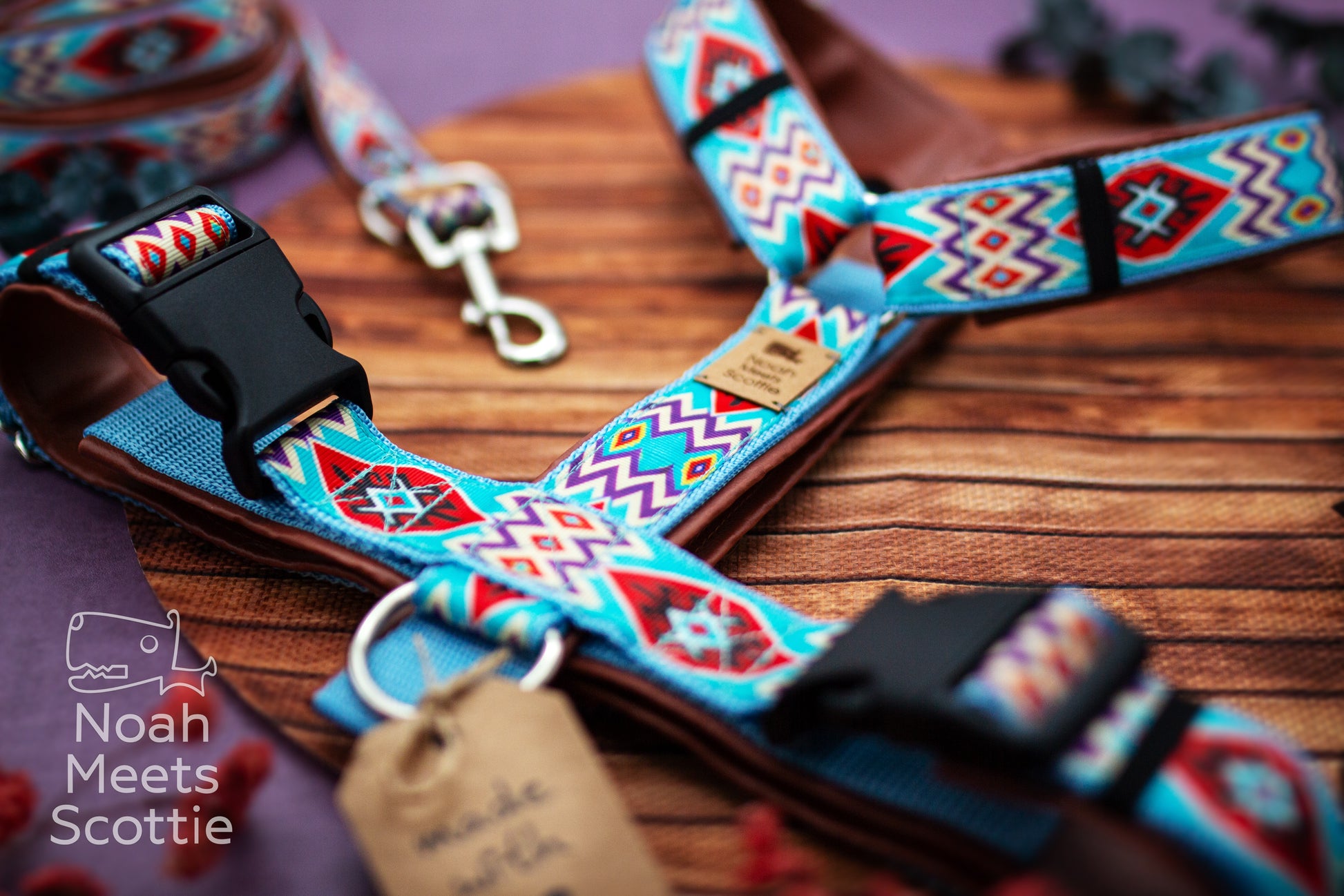 Hundegeschirr CALYPSO mit geometrischem Boho Muster in Türkis, Rot, Lila und braunem Kunstleder