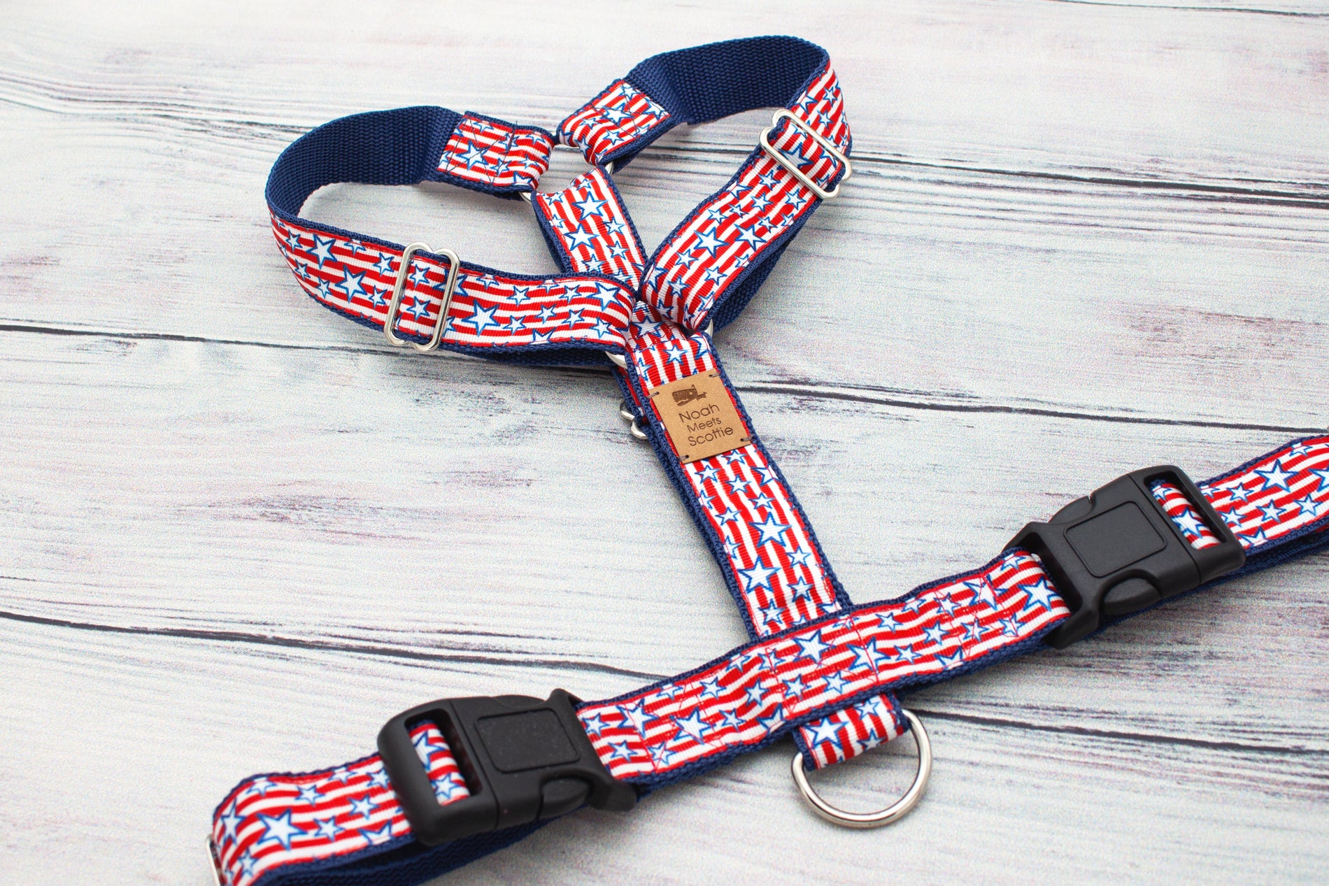 Hundegeschirr Captain Pub, rot-blaues Design mit weißen Sternen, verstellbar und robust