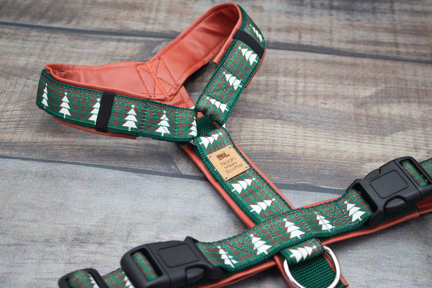 Hundegeschirr CAROL mit Weihnachtsdesign Tannenbäume Schnee kariert, gepolstert