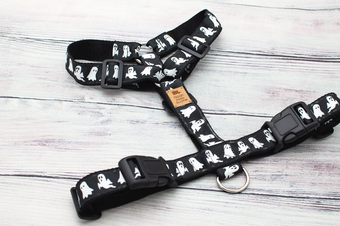 Hundegeschirr Halloween CASPAR, schwarzes Design mit weißen Geistern, leicht und stabil