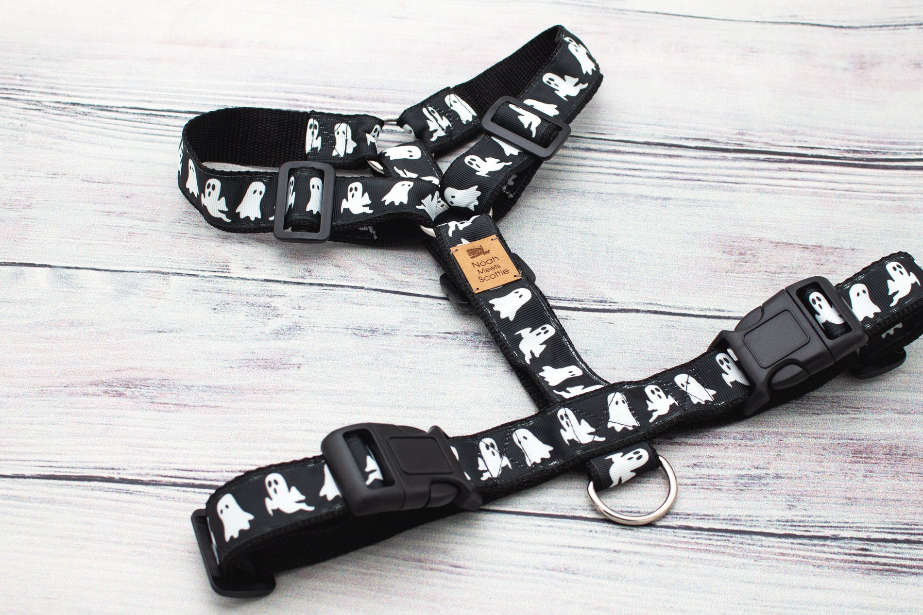 Hundegeschirr Halloween CASPAR, schwarzes Design mit weißen Geistern, leicht und stabil