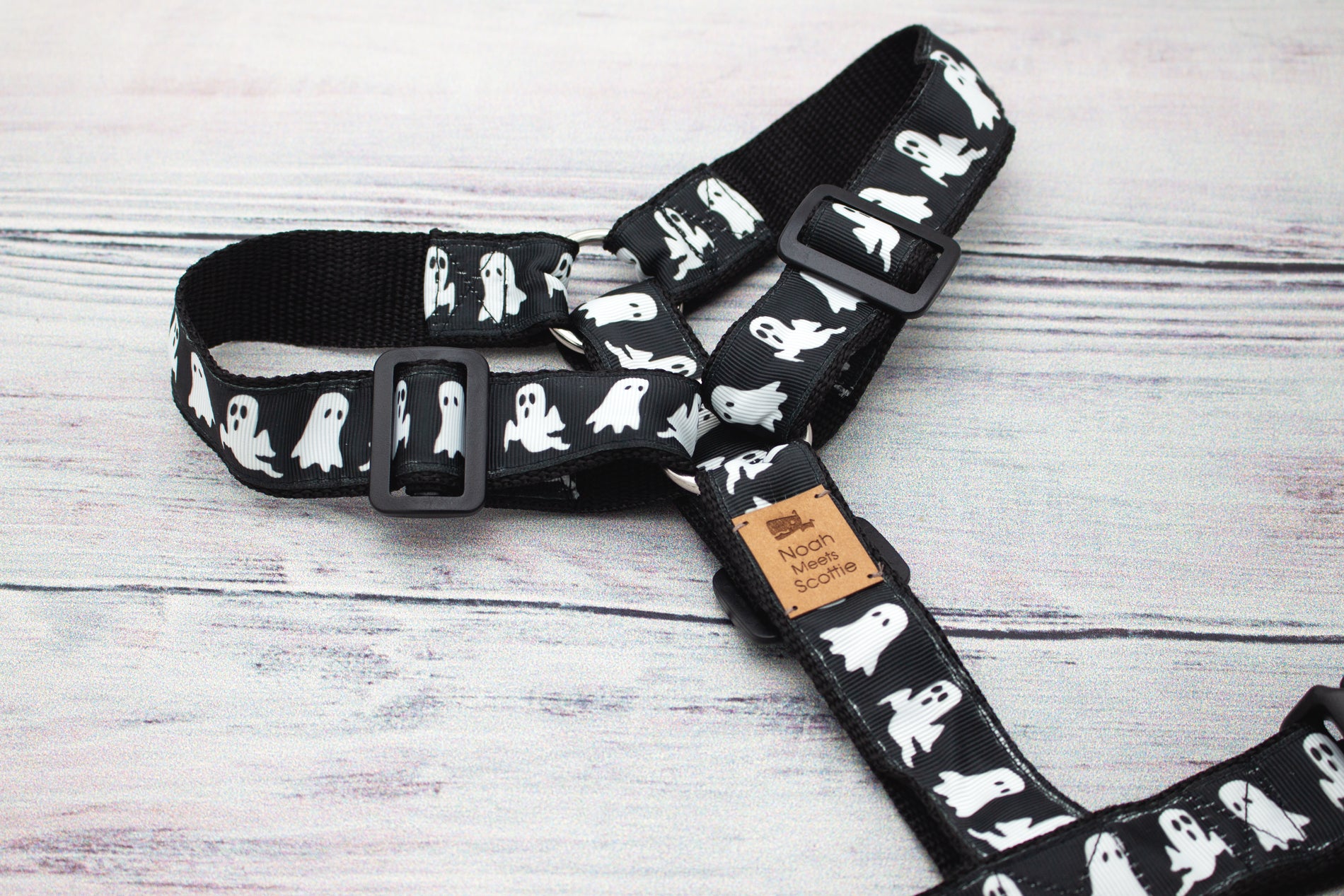 Hundegeschirr mit Geister-Muster, Halloween Hundegeschirr in Schwarz und Weiß