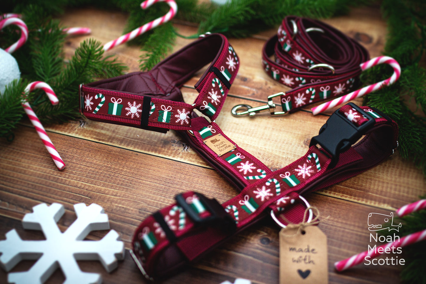 Hundegeschirr Christmas Tales and Candy Canes mit bordeauxrotem Gurtband und dunkelroter Kunstlederpolsterung.