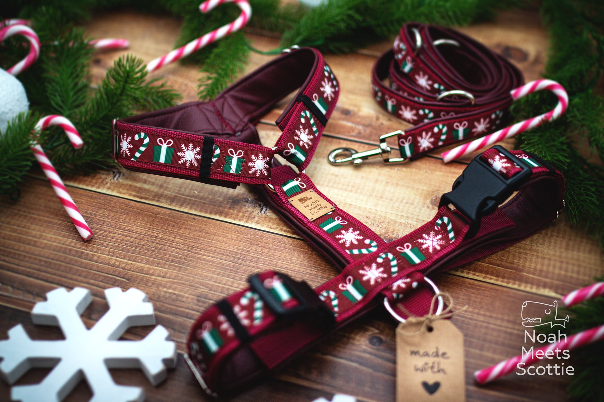 Hundegeschirr Christmas Tales and Candy Canes mit bordeauxrotem Gurtband und dunkelroter Kunstlederpolsterung.