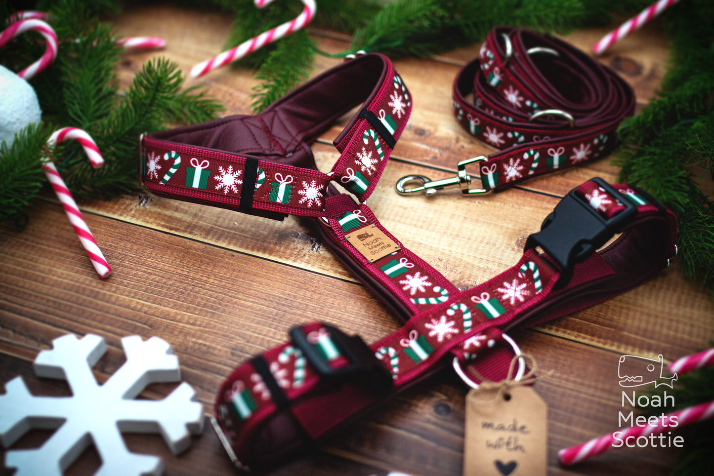 Weihnachts-Hundegeschirr Christmas Tales and Candy Canes mit Zuckerstangen, Geschenken und Schneeflocken auf Bordeauxrot.