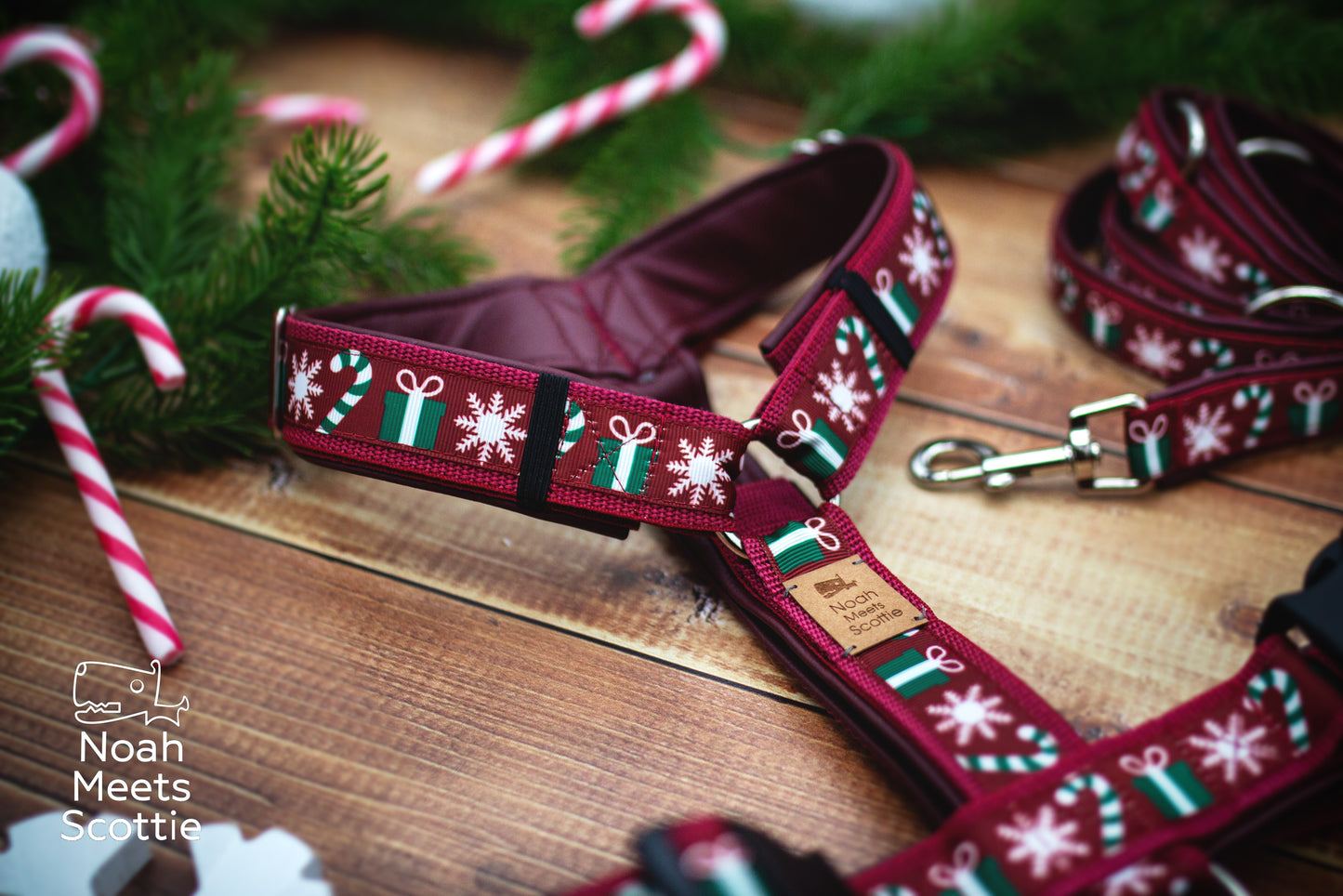 Bordeauxrotes Hundegeschirr für Weihnachten mit rot-weißen Zuckerstangen, kleinen Geschenken und weißen Schneeflocken.