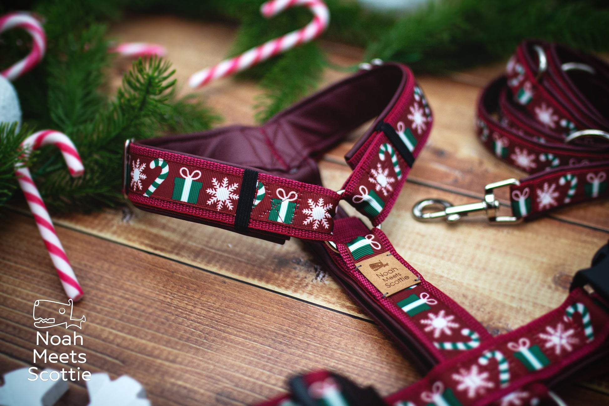 Bordeauxrotes Hundegeschirr für Weihnachten mit rot-weißen Zuckerstangen, kleinen Geschenken und weißen Schneeflocken.