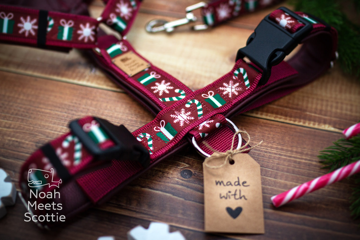 Detailaufnahme des Weihnachtsmotivs mit Zuckerstangen, Geschenken und Schneeflocken auf dem Hundegeschirr.