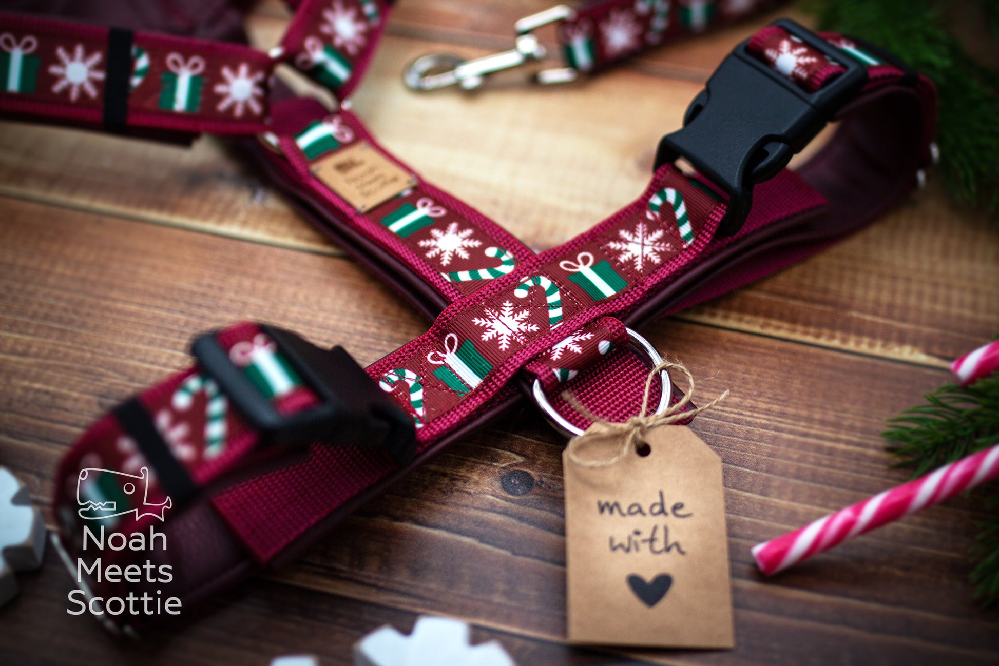 Detailaufnahme des Weihnachtsmotivs mit Zuckerstangen, Geschenken und Schneeflocken auf dem Hundegeschirr.
