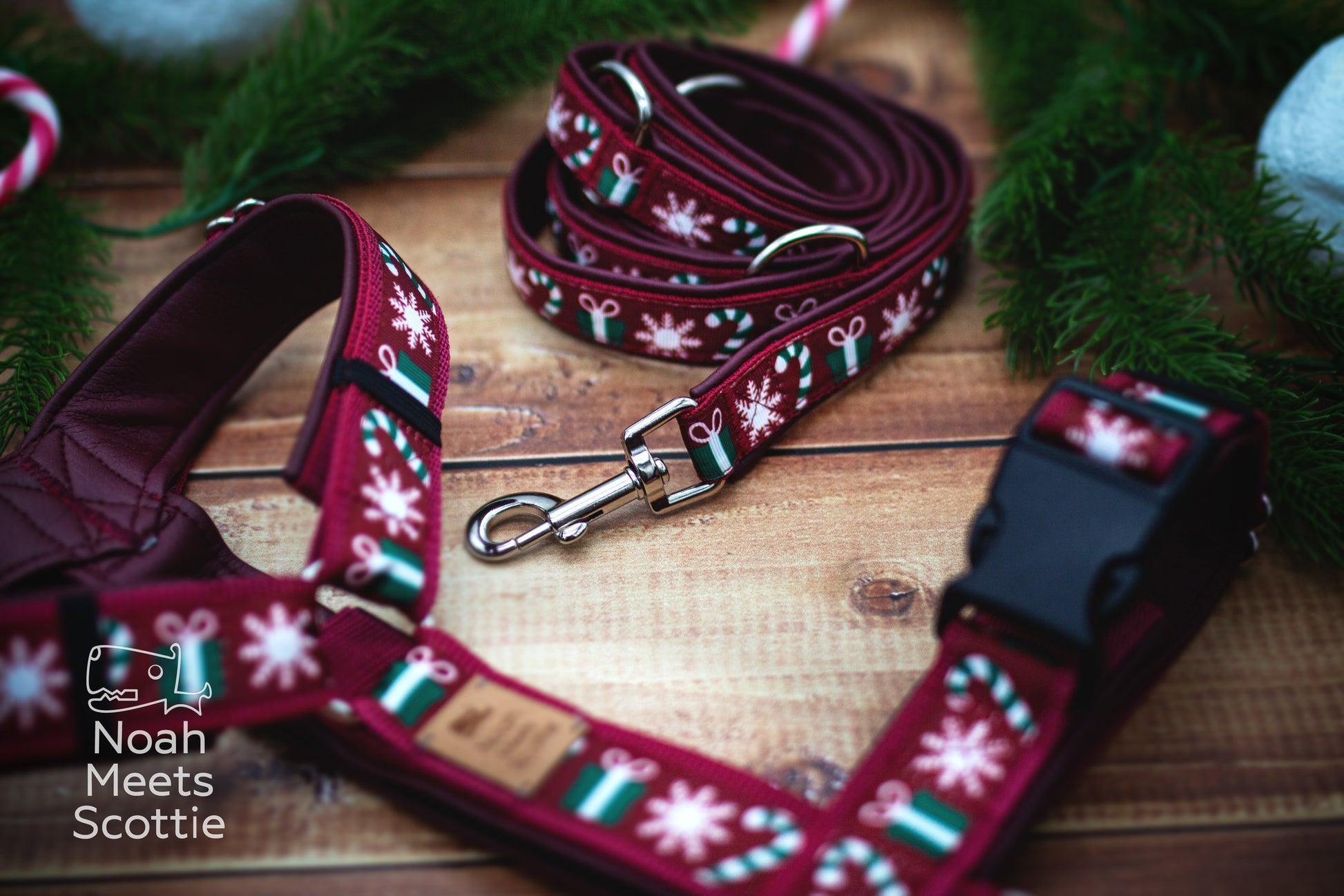 Dunkelrotes Weihnachts-Hundegeschirr mit Candy Canes, Weihnachtsgeschenken und Schneeflocken sowie weicher Kunstlederpolsterung.