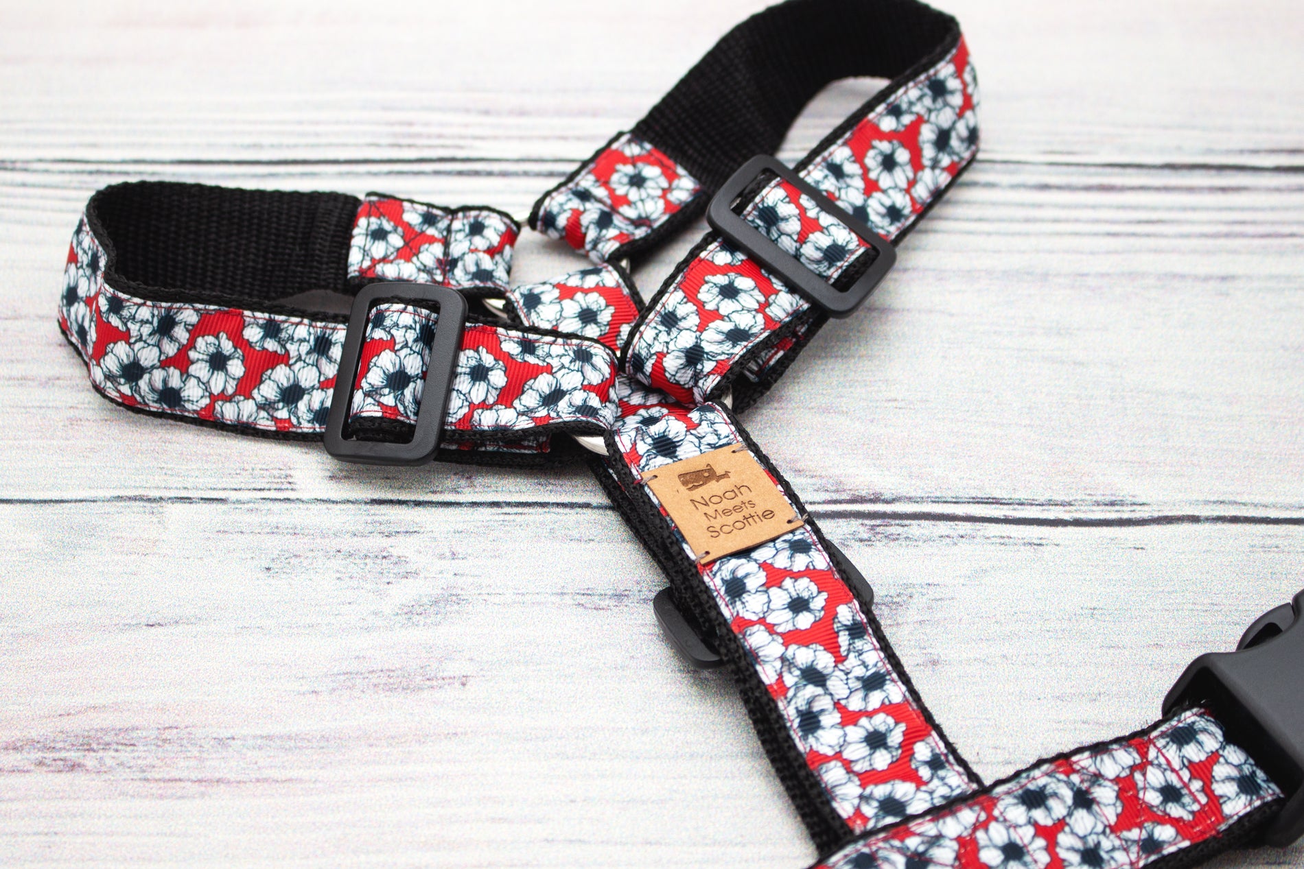 Hundegeschirr CLAIRE in Rot mit weißen Blüten, elegantes florales Design mit Kontrasten