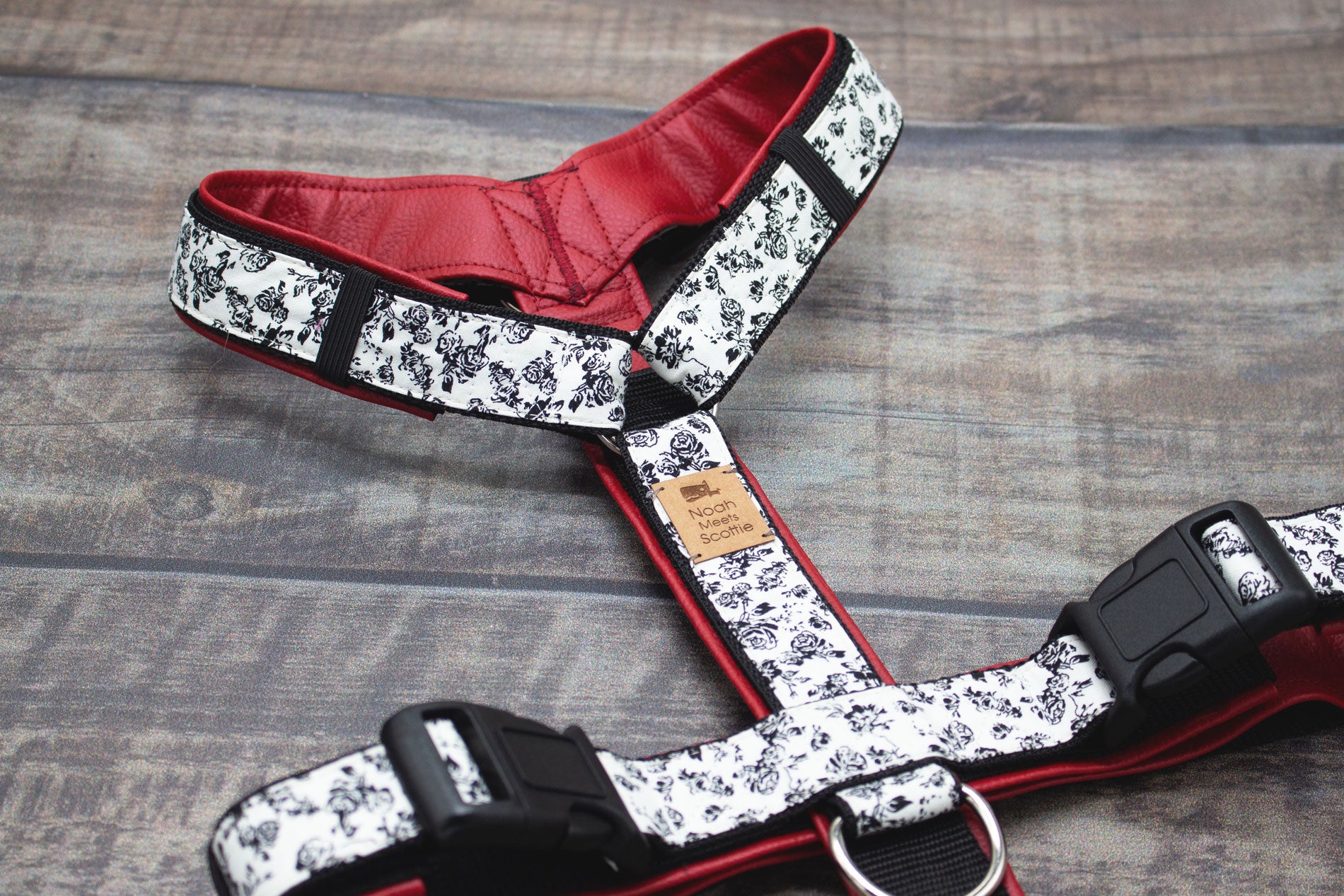 Elegantes Hundegeschirr CLARA in Weiß mit schwarzem Blumenmuster, robust und komfortabel