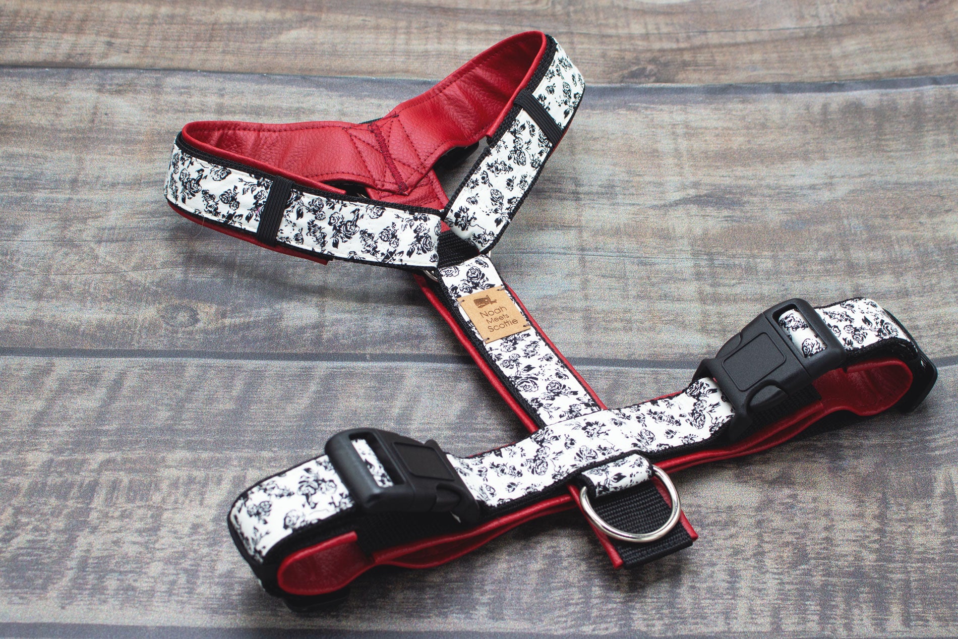 Stilvolles Hundegeschirr CLARA, verstellbar und gepolstert, Blumenmuster weiß schwarz