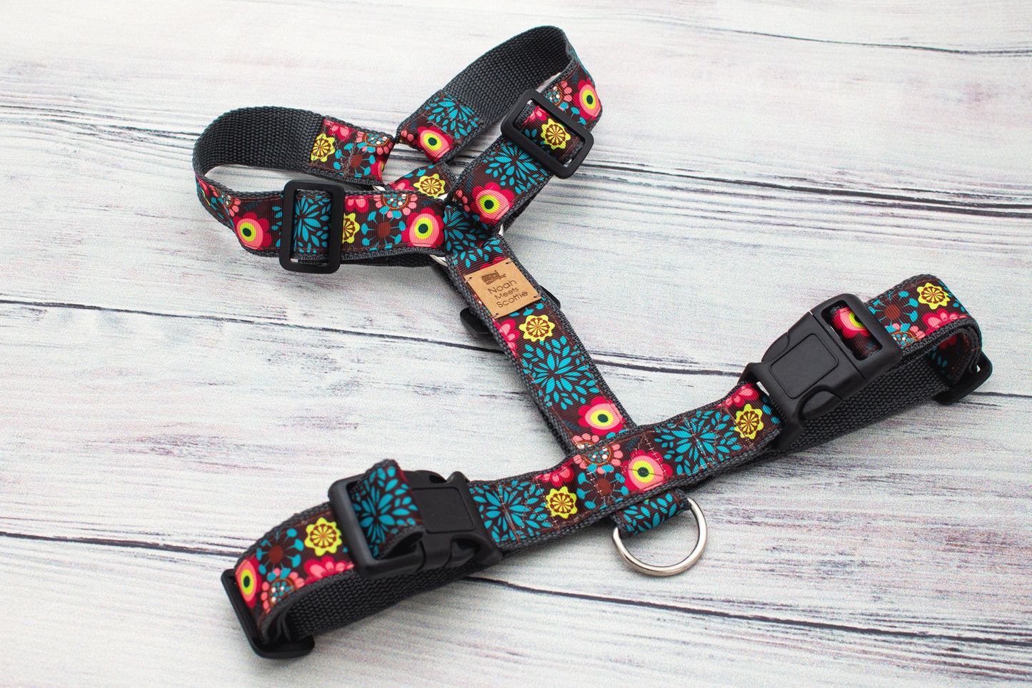 Hundegeschirr Cocoa Flower, modernes Design mit bunten Blüten, leicht und stabil