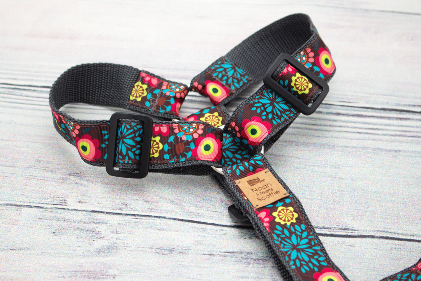 Hundegeschirr mit Blumenmotiv in Braun, Türkis und Pink, bequem und verstellbar