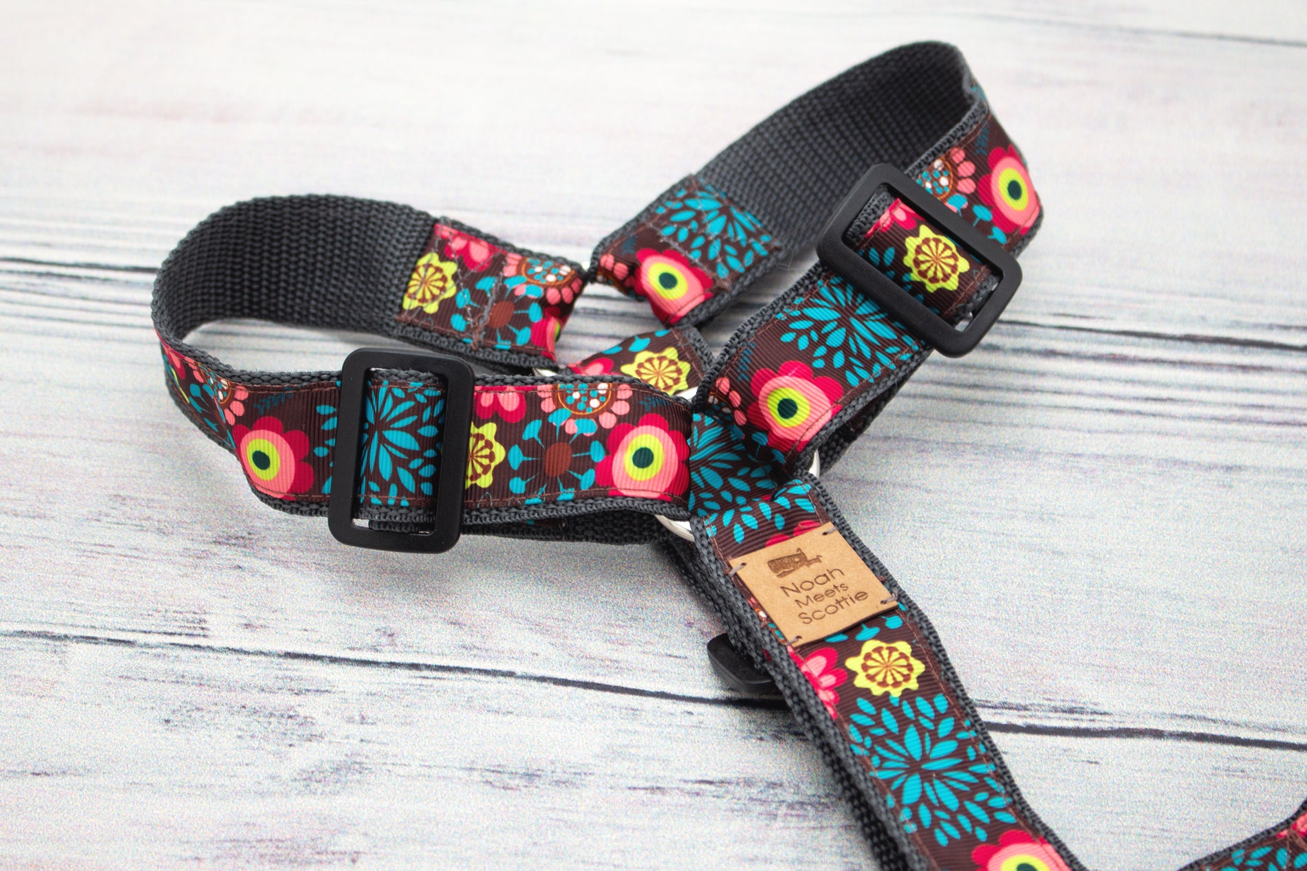 Hundegeschirr mit Blumenmotiv in Braun, Türkis und Pink, bequem und verstellbar