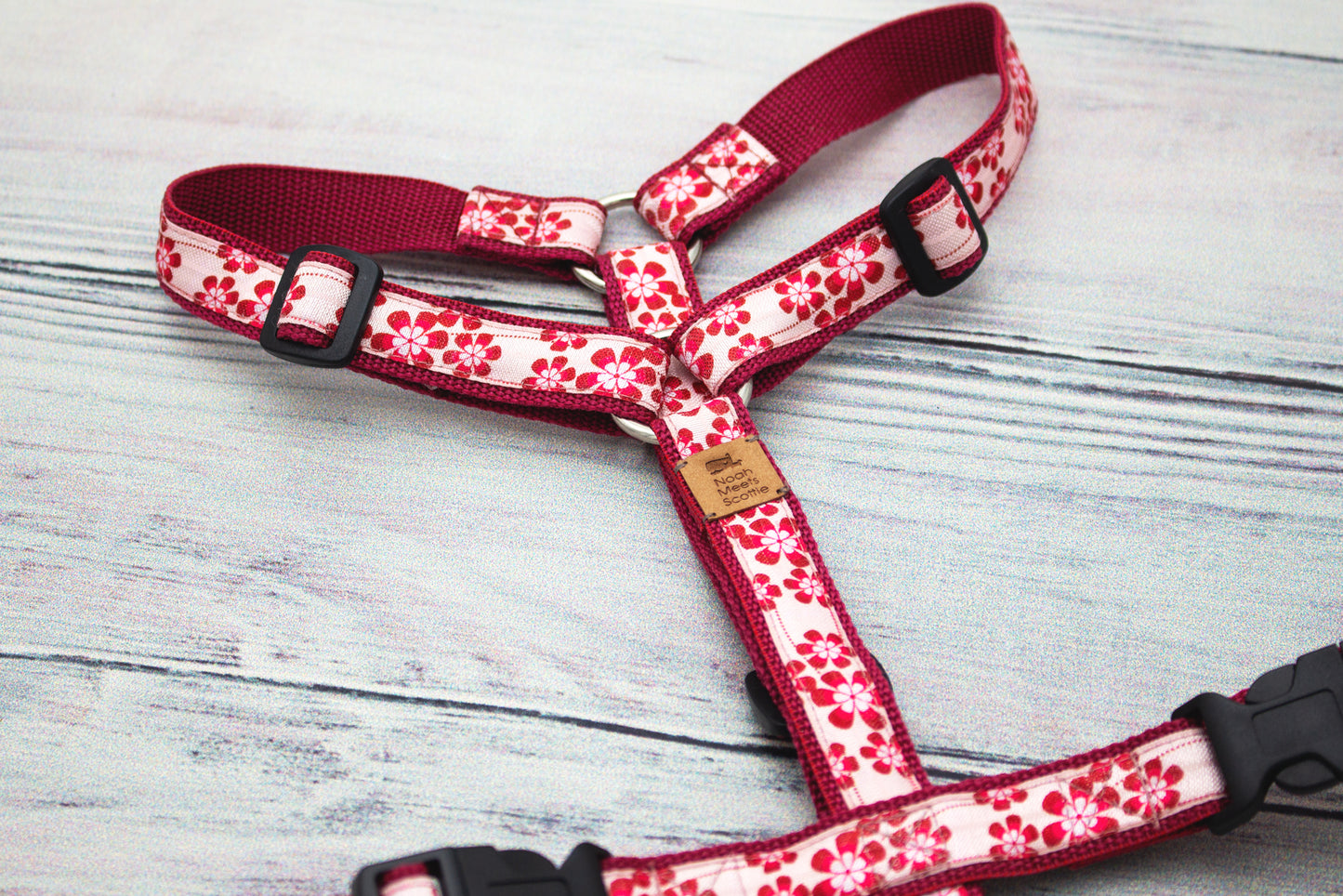 Detailaufnahme Hundegeschirr CRIMSON DARLING, rotes Blütenmuster auf hellem Hintergrund, hochwertiges Design