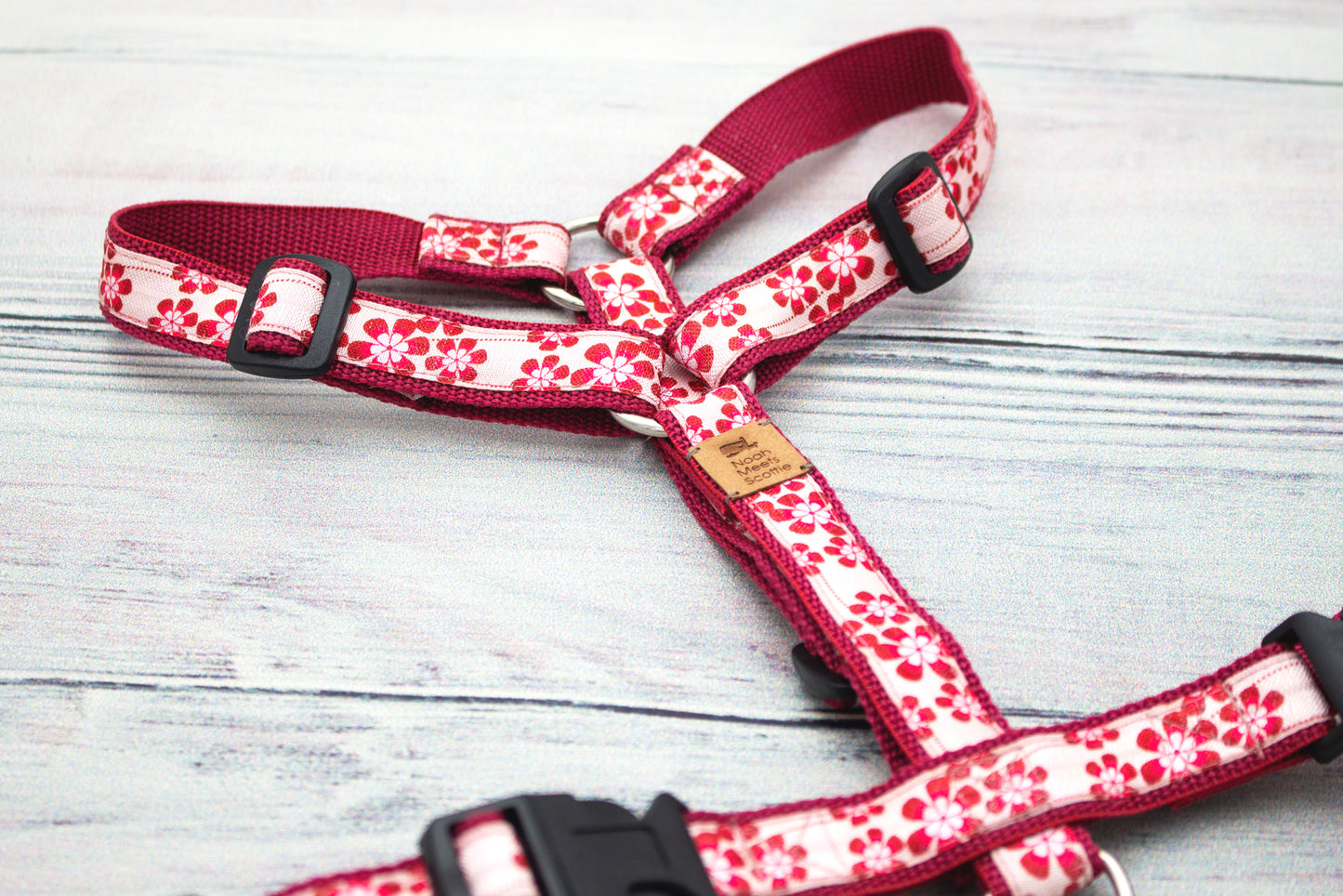 Florales Hundegeschirr CRIMSON DARLING in Rot und Creme, detailreiches Blumenmuster für Hunde