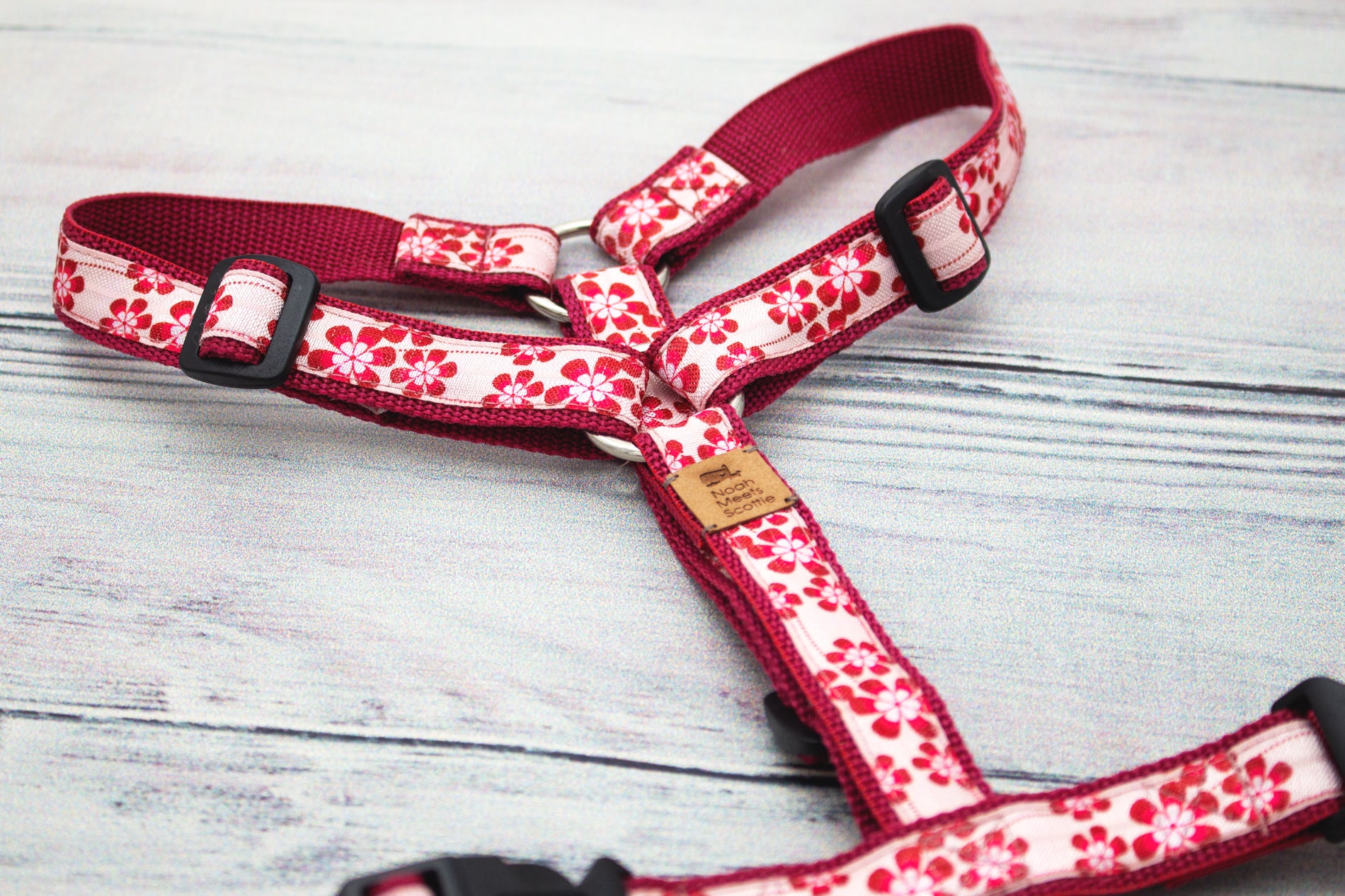 CRIMSON DARLING Hundegeschirr, warmes rot-cremefarbenes Blumenmuster, verstellbares Geschirr für Hunde