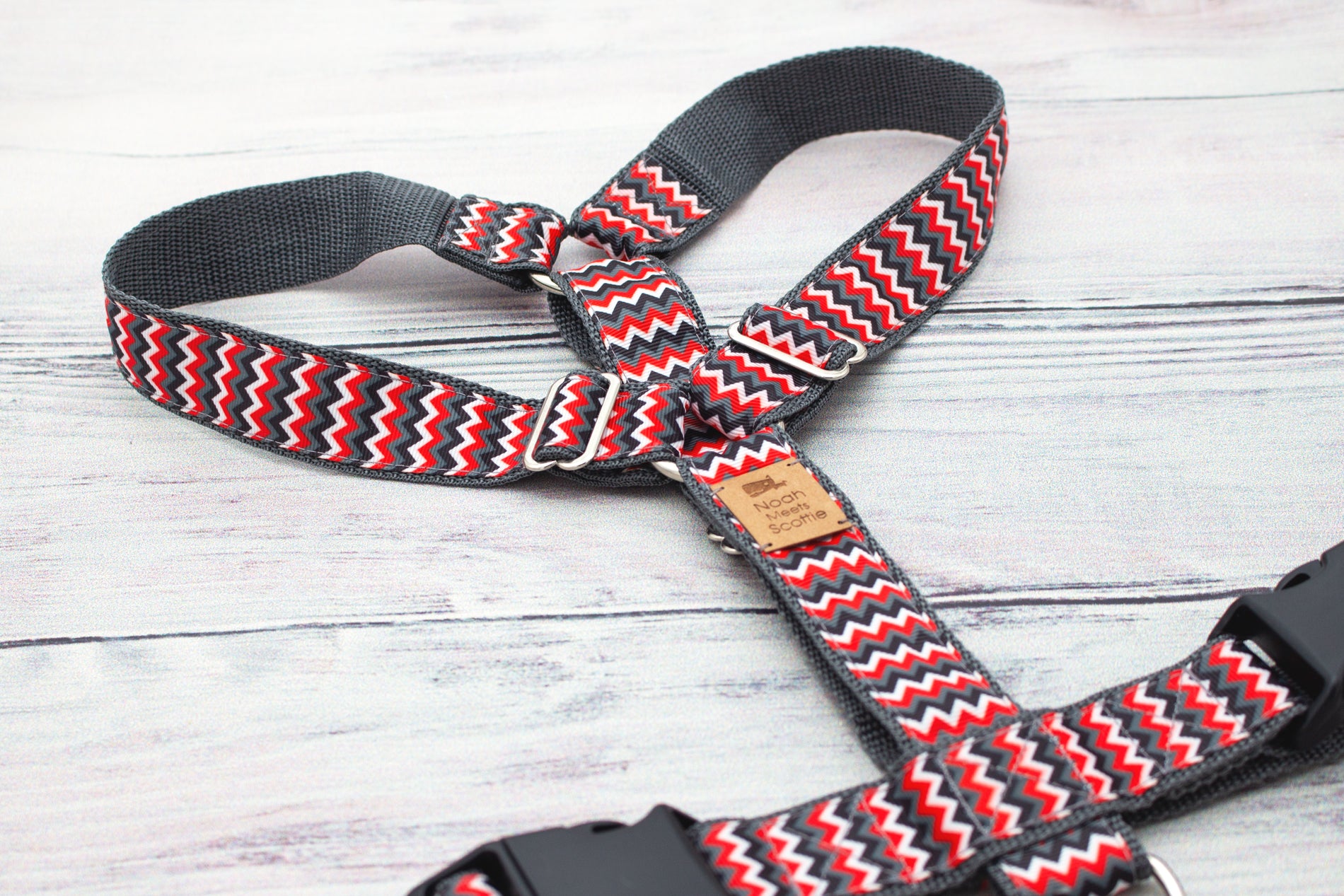 Hundegeschirr CRIMSON TRAIL in Rot, Grau und Schwarz mit Zickzack-Muster, verstellbar und robust