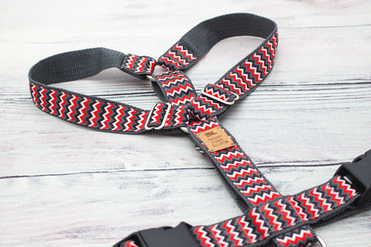Hundegeschirr CRIMSON TRAIL in Rot, Grau und Schwarz mit Zickzack-Muster, verstellbar und robust