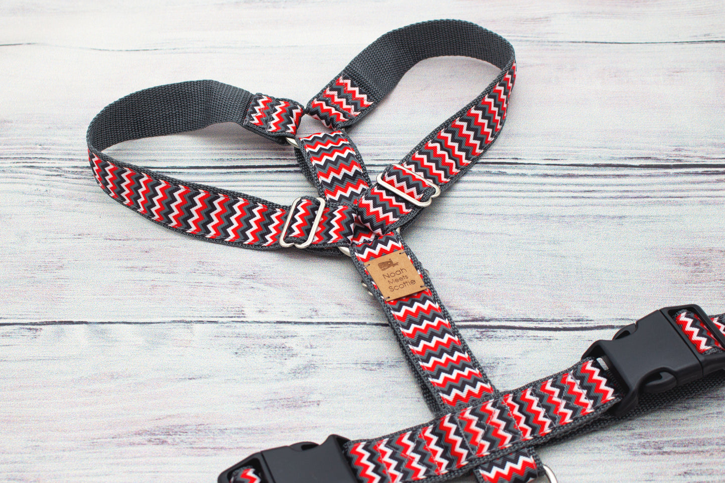 Verstellbares Hundegeschirr CRIMSON TRAIL mit Zickzack-Design in Rot-Grau-Schwarz von Noah meets Scottie