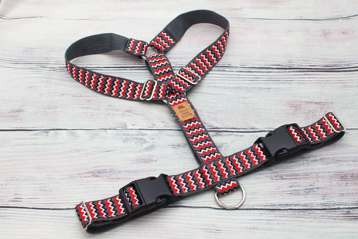 Bequemes Hundegeschirr CRIMSON TRAIL für Hunde mit modernem Zickzack-Muster und sicherem Verschluss