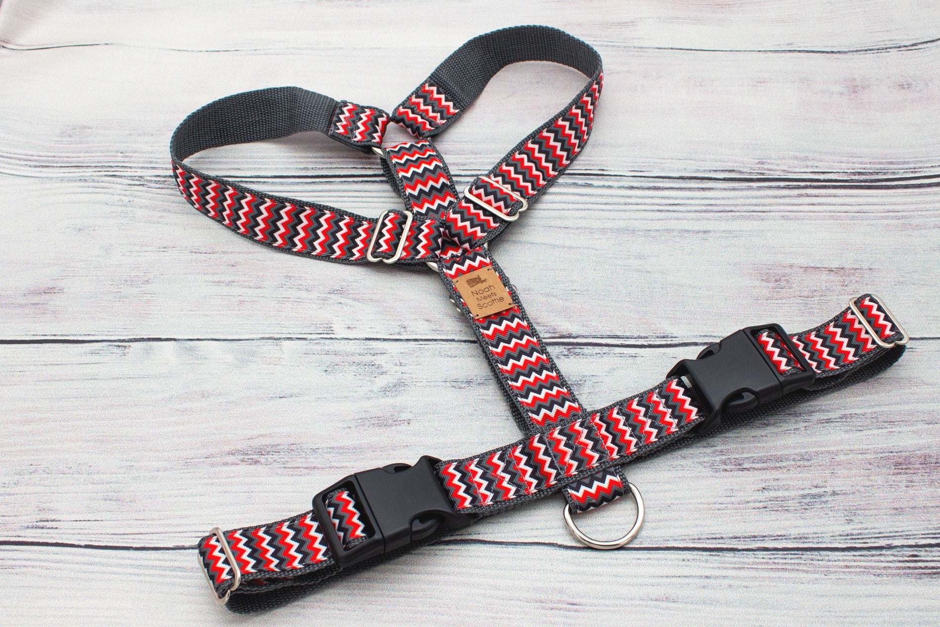 Bequemes Hundegeschirr CRIMSON TRAIL für Hunde mit modernem Zickzack-Muster und sicherem Verschluss