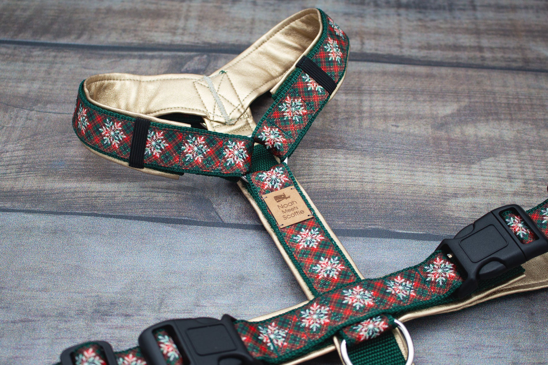 Hundegeschirr CUPID mit Weihnachtsdesign Schottenkaro und Schneeflocken, gepolstert