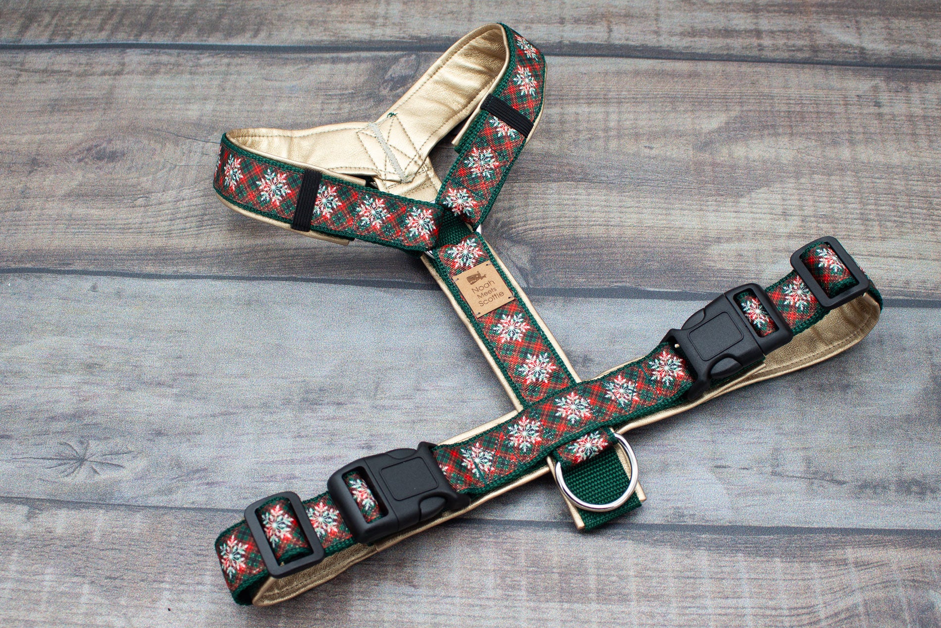 Festliches Hundegeschirr CUPID, Schottenkaro mit Weihnachtssternen und goldfarbenem Futter