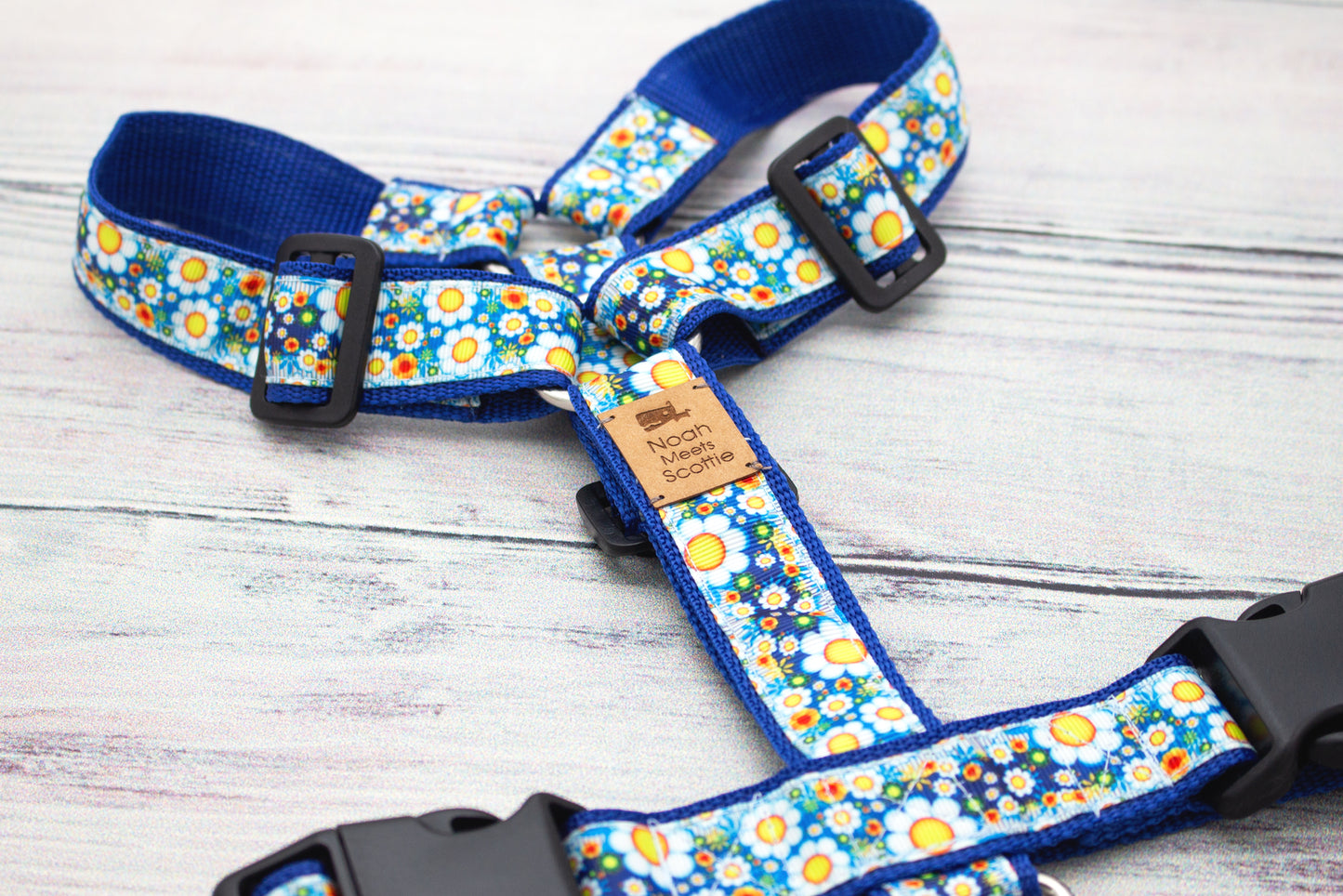 Hundegeschirr DAISY BAY mit Blumenmuster in Blau, Weiß und Gelb, verstellbar und robust