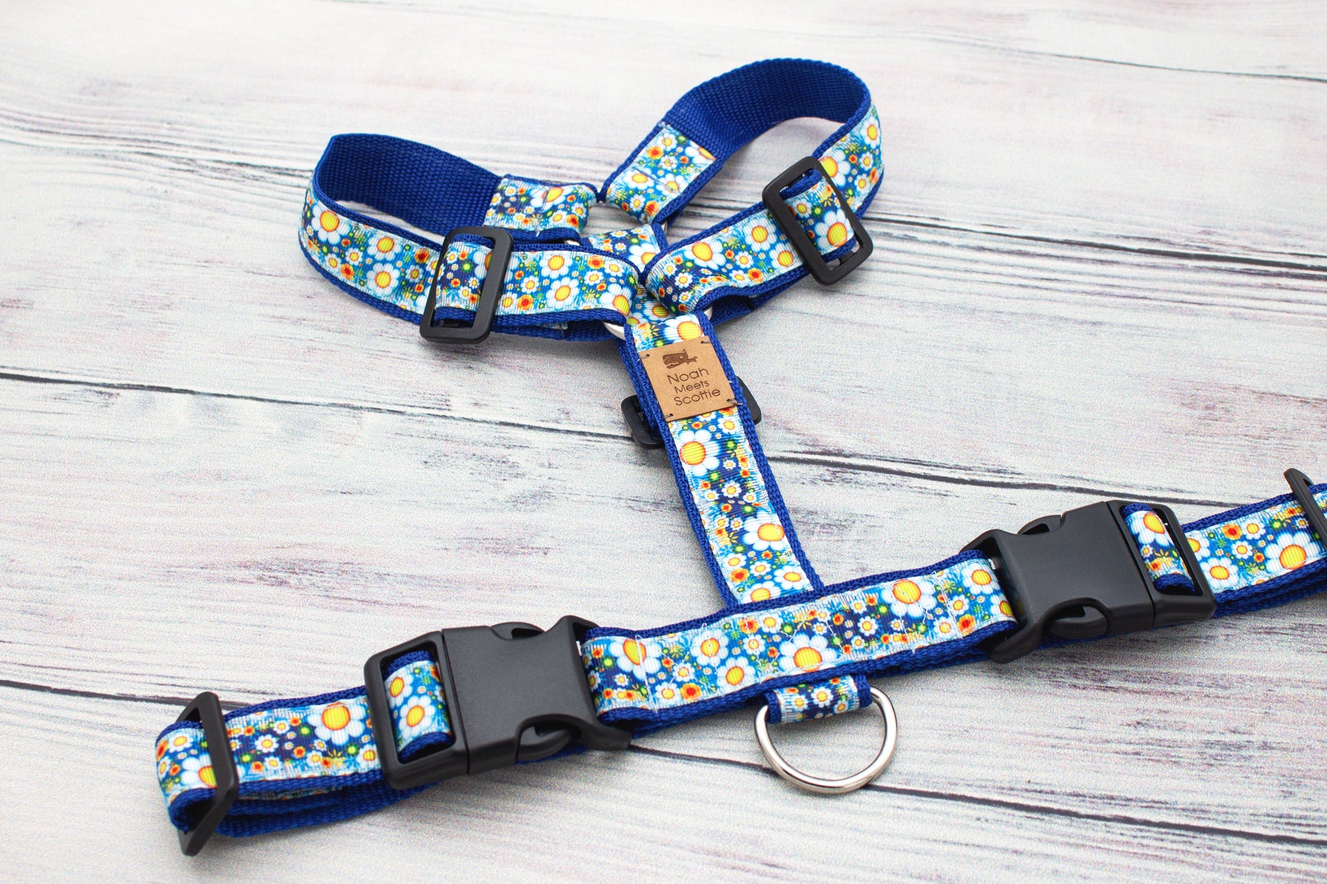 Blumiges Hundegeschirr DAISY BAY mit weißen und gelben Blüten, stilvoll von Noah meets Scottie