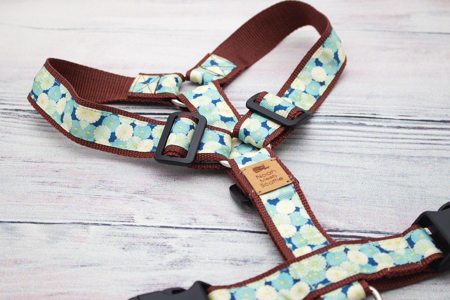 Hundegeschirr DAISY DUNE in Hellblau und Braun mit weißen Blüten, florales Design, verstellbar und sommerlich