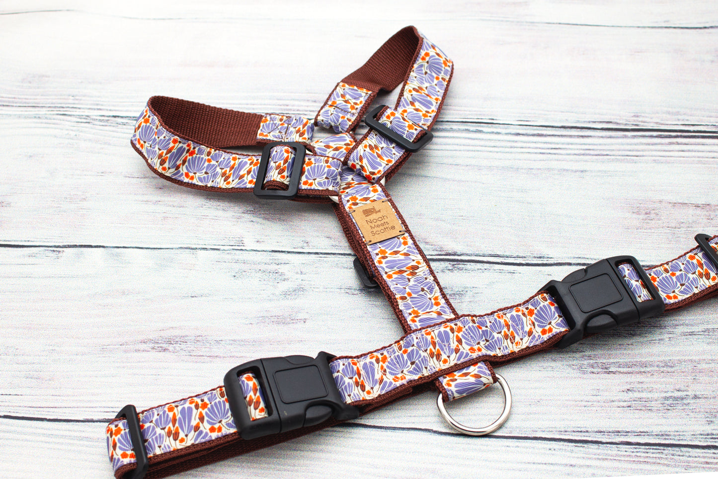 Florales Hundegeschirr DANDELIGHT, stilisierte Löwenzahnköpfe und orangefarbene Akzente auf cremefarbenem Band mit brauner Einfassung, sanftes, verspieltes Muster.