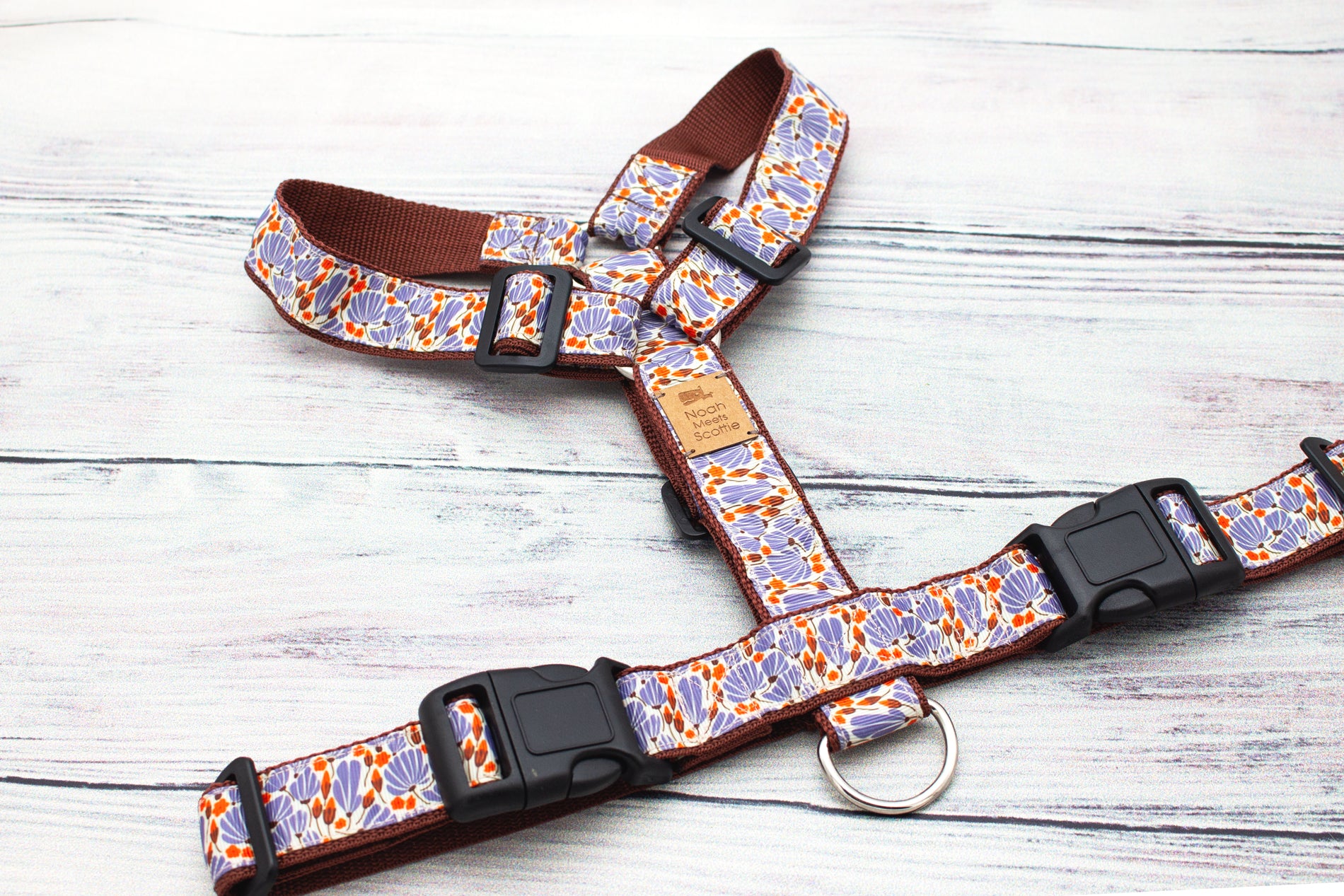 Florales Hundegeschirr DANDELIGHT, stilisierte Löwenzahnköpfe und orangefarbene Akzente auf cremefarbenem Band mit brauner Einfassung, sanftes, verspieltes Muster.