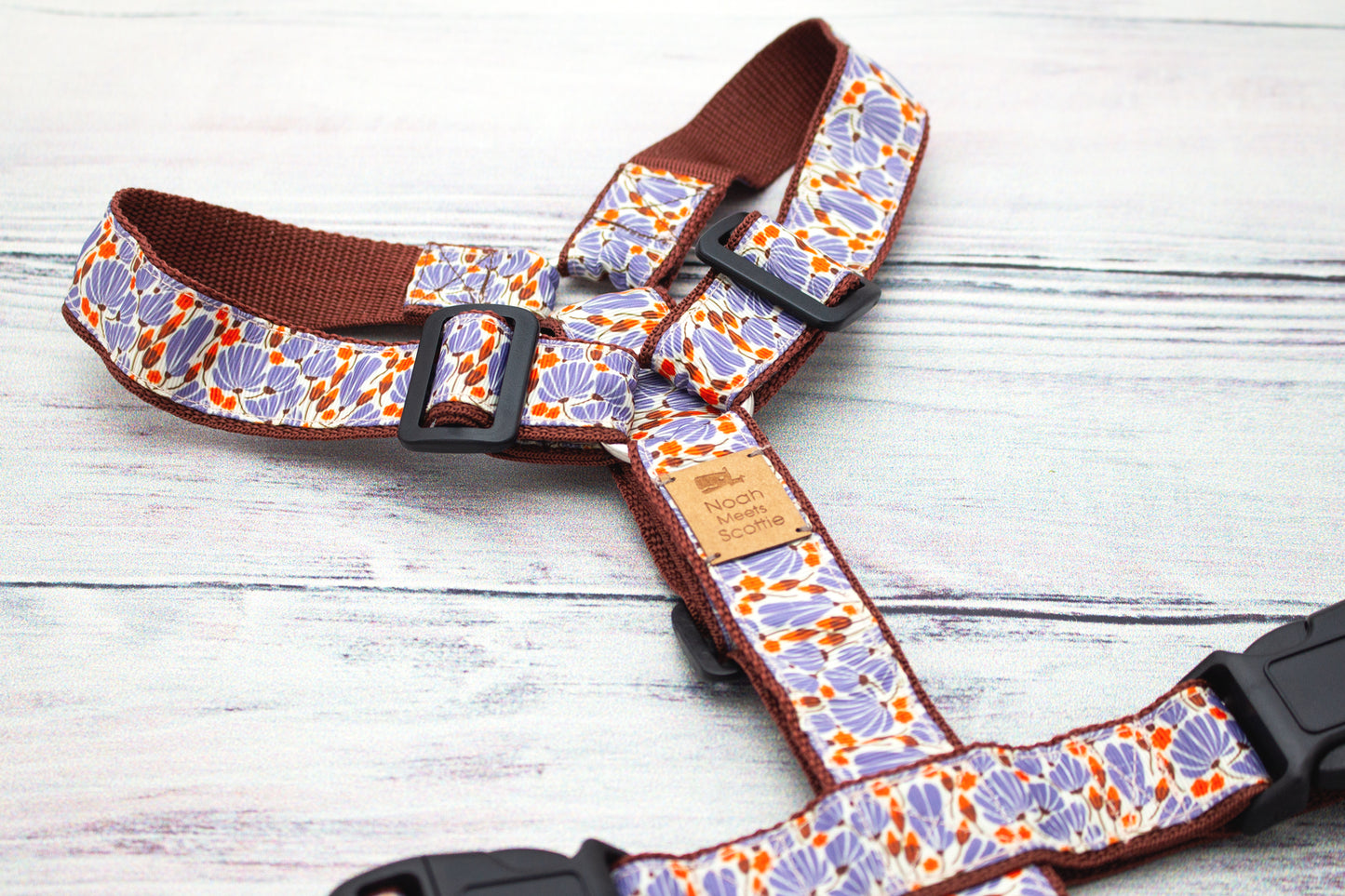 Seitliche Ansicht von DANDELIGHT, braunes Gurtband mit hellem Band und Pusteblumenmotiv, dezentes, naturverbundenes Design für Hunde mit sanftem Stil.