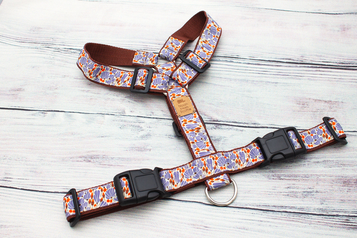 Hundegeschirr DANDELIGHT im Pusteblumen-Look, Kombination aus Lila, Orange und Braun auf leichtem Gurtband, verspieltes florales Muster für alltagstaugliches Hundezubehör.