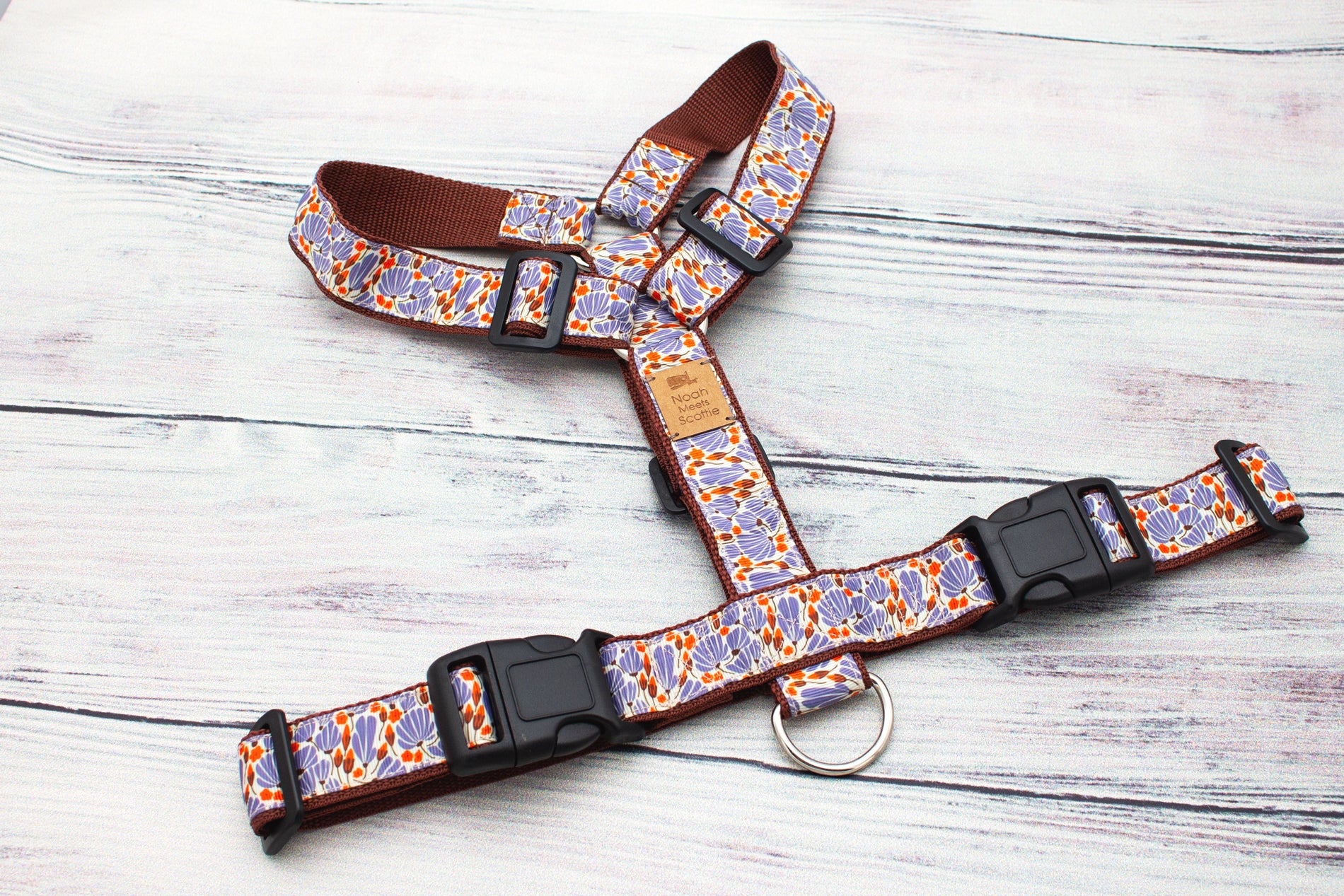 Hundegeschirr DANDELIGHT im Pusteblumen-Look, Kombination aus Lila, Orange und Braun auf leichtem Gurtband, verspieltes florales Muster für alltagstaugliches Hundezubehör.