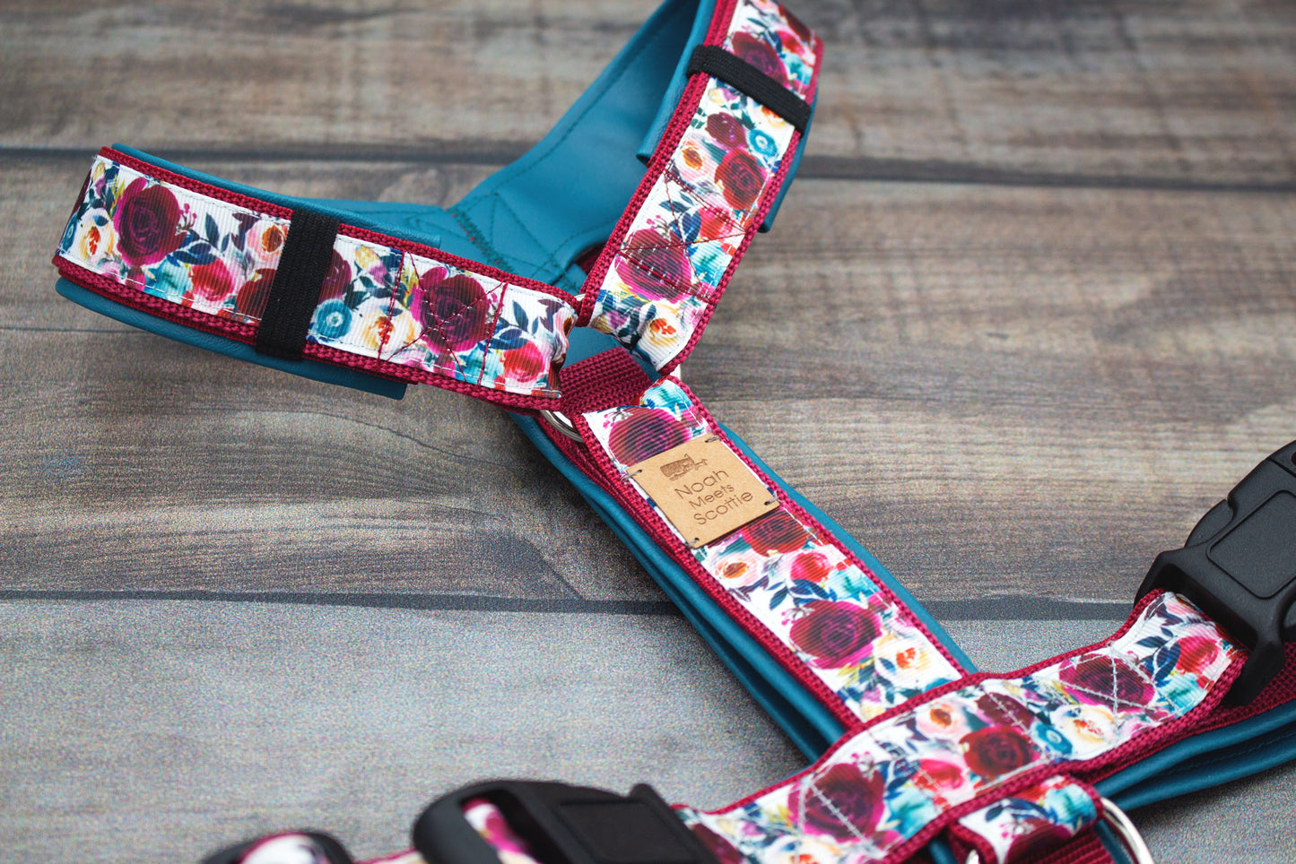 Hundegeschirr DARLA mit Blumenmuster in Acrylkunst Stil rot blau rosa, gepolstert und verstellbar