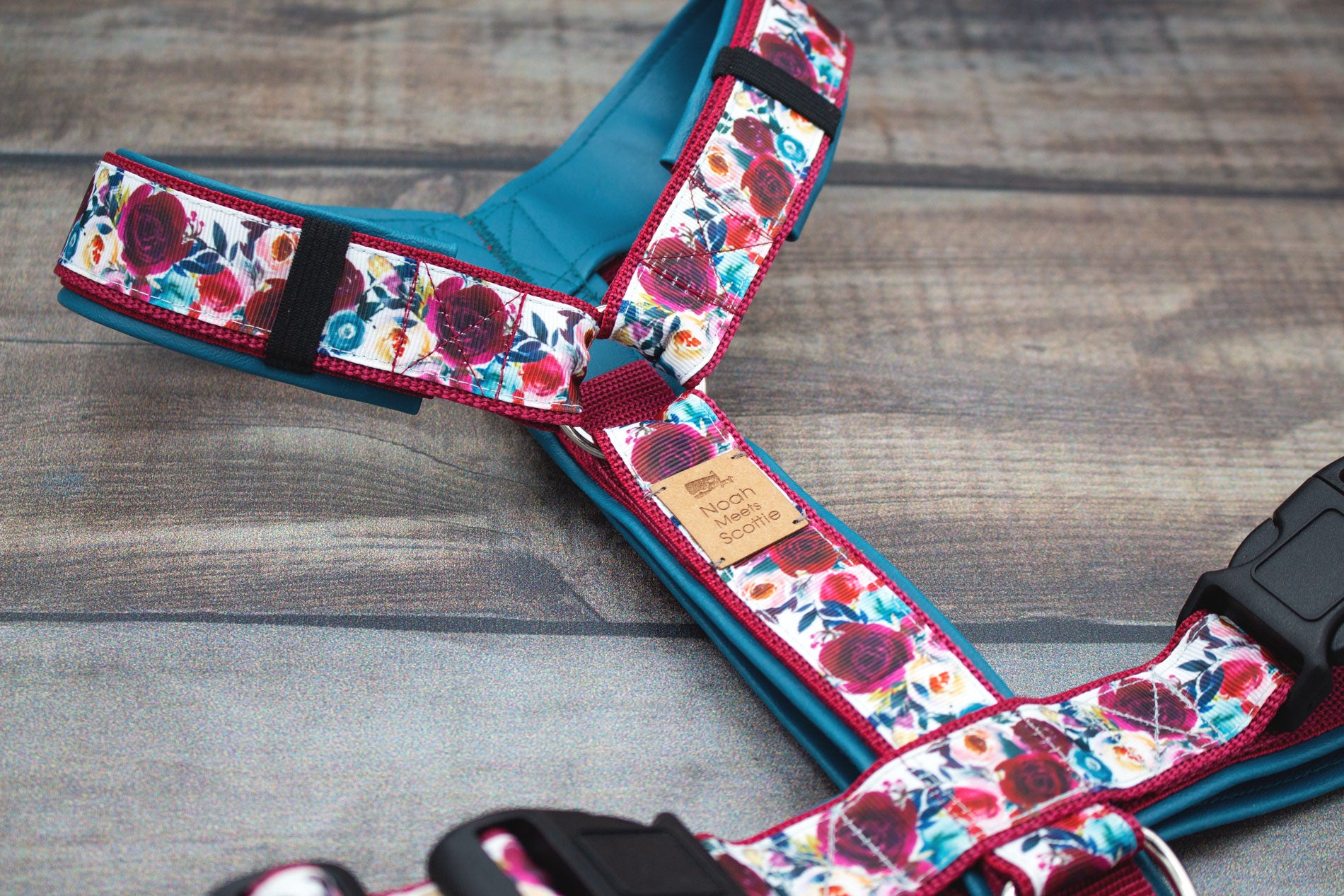 Hundegeschirr DARLA mit Blumenmuster in Acrylkunst Stil rot blau rosa, gepolstert und verstellbar