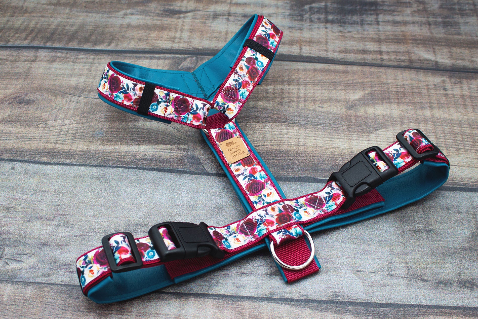 Verstellbares Hundegeschirr DARLA, gepolstert, Blumen Acrylkunst rot blau mit Halsband und Leine