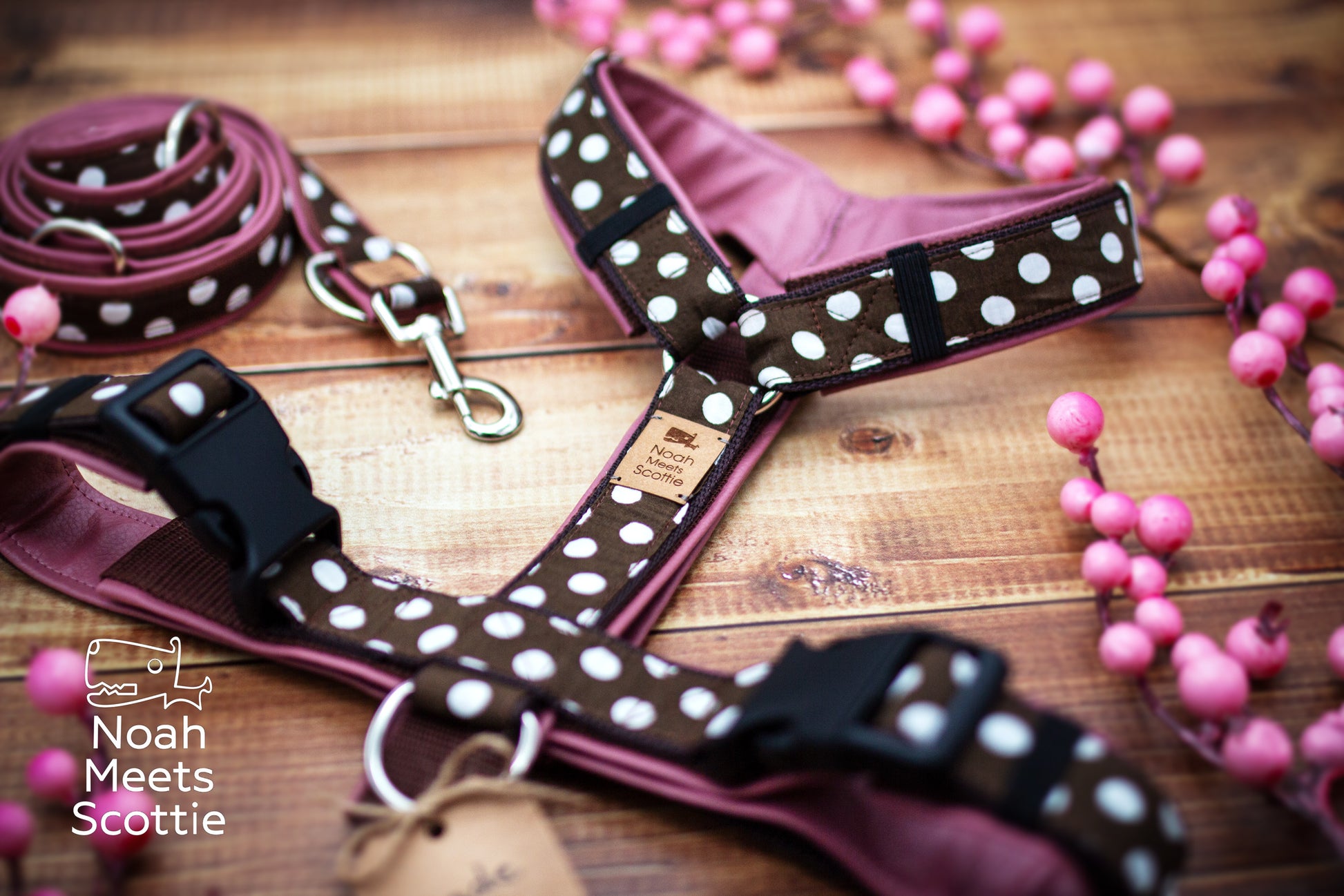 Detailansicht des braun-weißen Punktemusters mit großen weißen Polka Dots auf dem Hundegeschirr Dear Dottie.