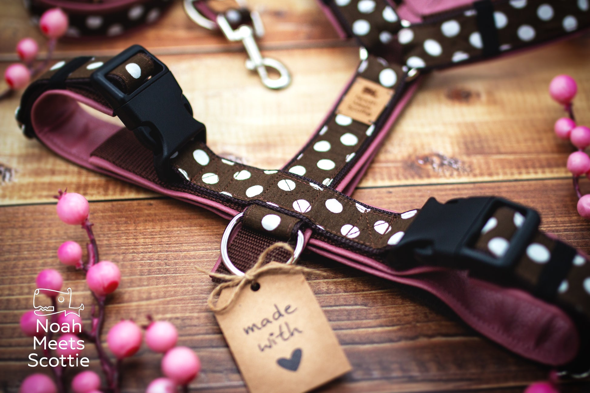 Braunes Hundegeschirr mit weißem Polka-Dot-Muster und altrosa Kunstlederpolsterung im warmen Landhausstil.