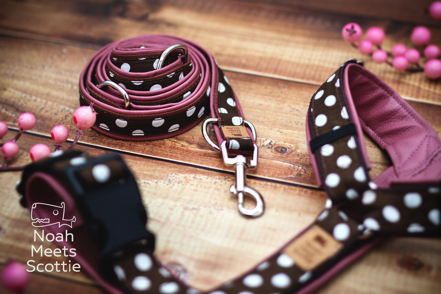 Braunes Polka-Dot-Hundegeschirr mit Altrosa und warmem Landhaus-, Country- und Retro-Charakter.