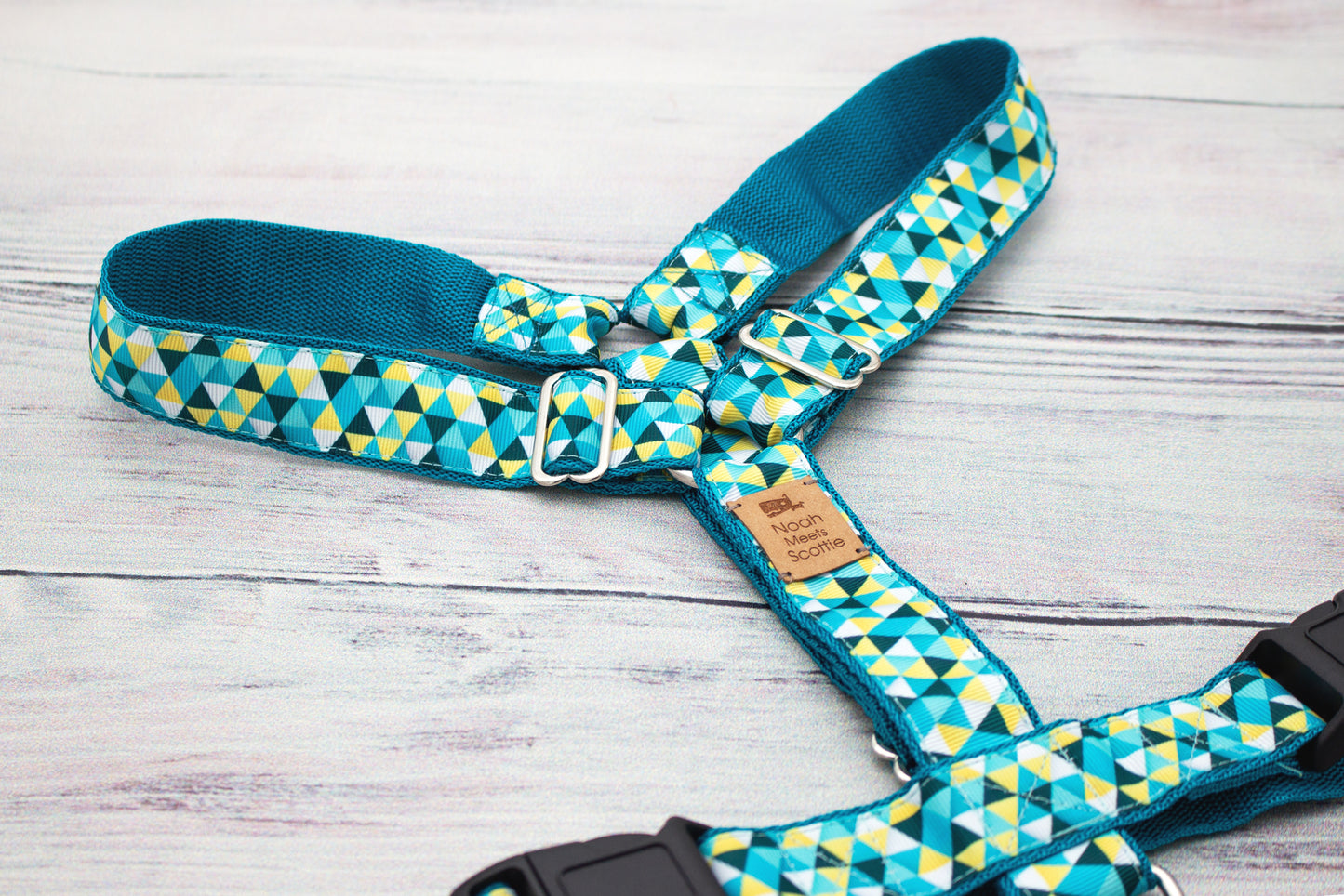 Hundegeschirr DELTA PUB mit geometrischem Dreiecks-Muster in Türkis, Gelb und Weiß