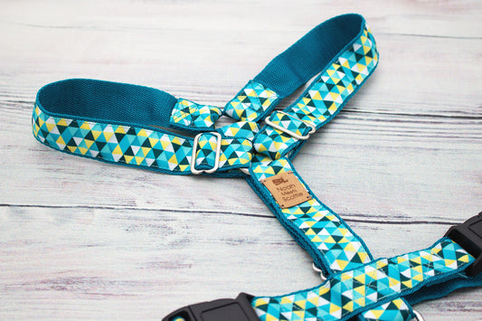 Hundegeschirr DELTA PUB mit geometrischem Dreiecks-Muster in Türkis, Gelb und Weiß