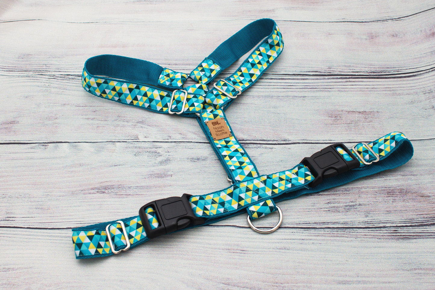 Hundegeschirr DELTA PUB in Türkis Gelb Weiß mit geometrischem Muster, stilvoll und funktional von Noah meets Scottie