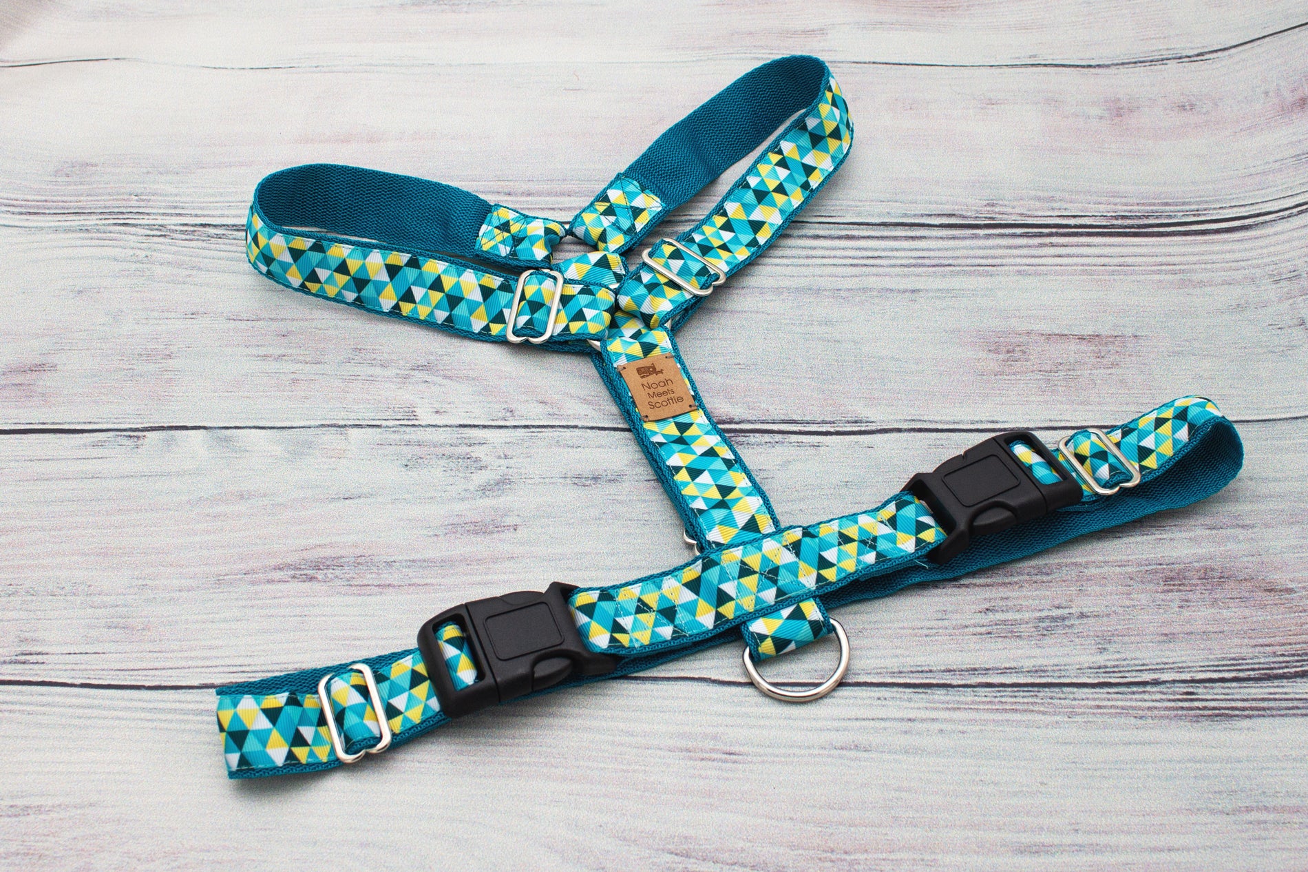 Hundegeschirr DELTA PUB in Türkis Gelb Weiß mit geometrischem Muster, stilvoll und funktional von Noah meets Scottie