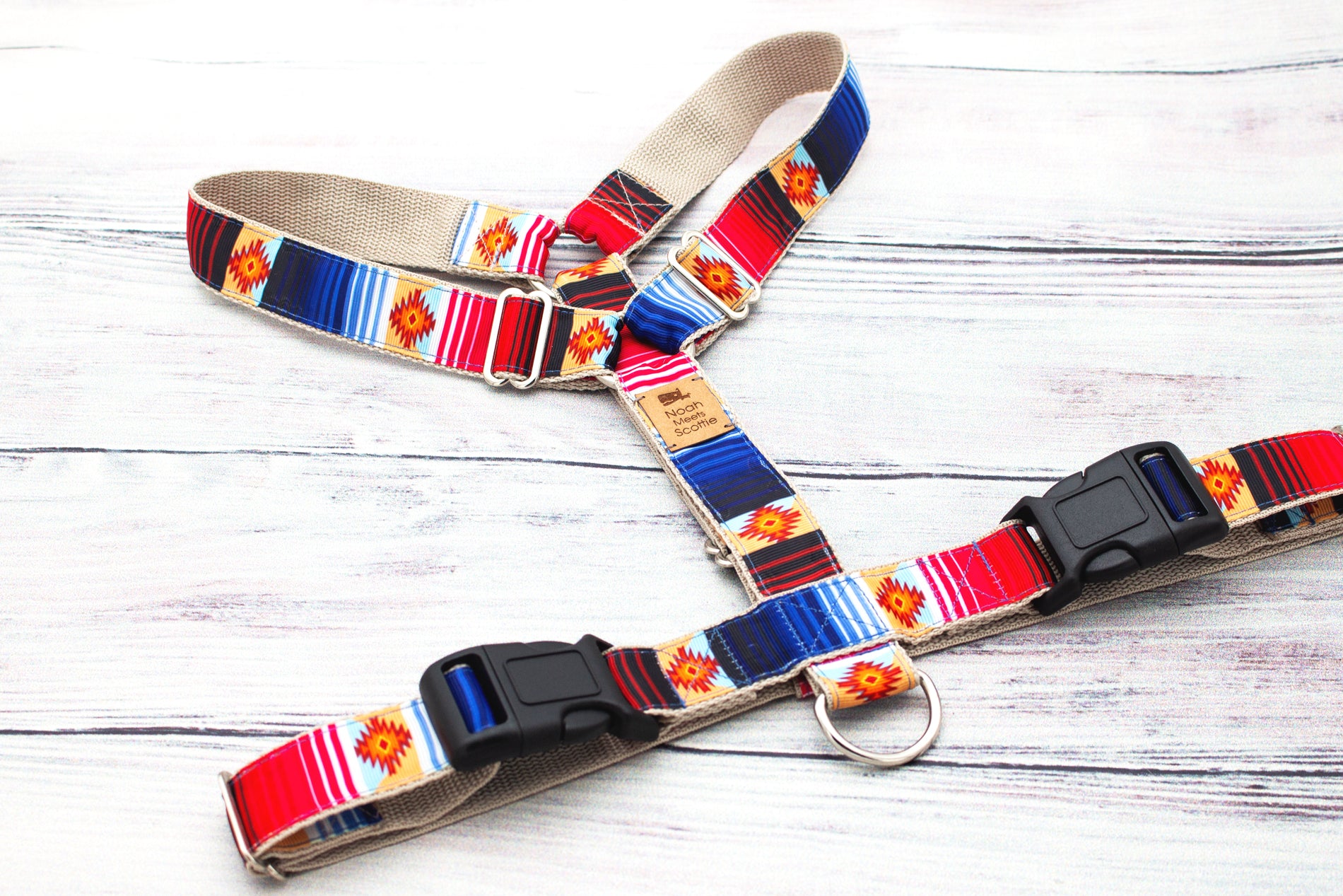 Detailaufnahme Hundegeschirr DESERT ROAD, farbige Streifen in Blau, Rot und Sand, robuste Materialien